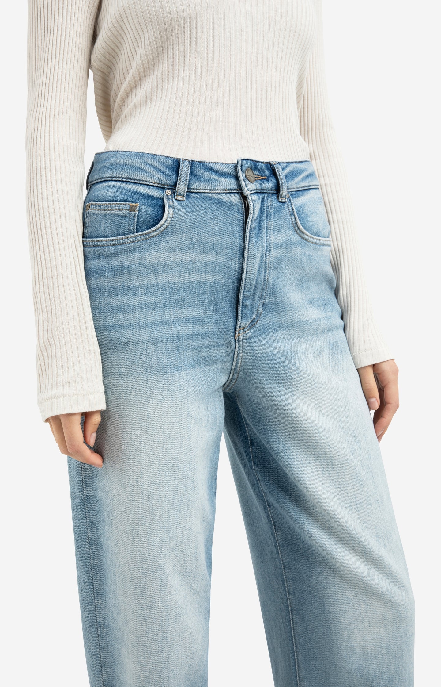 High waist jeans with loose fit and light wash