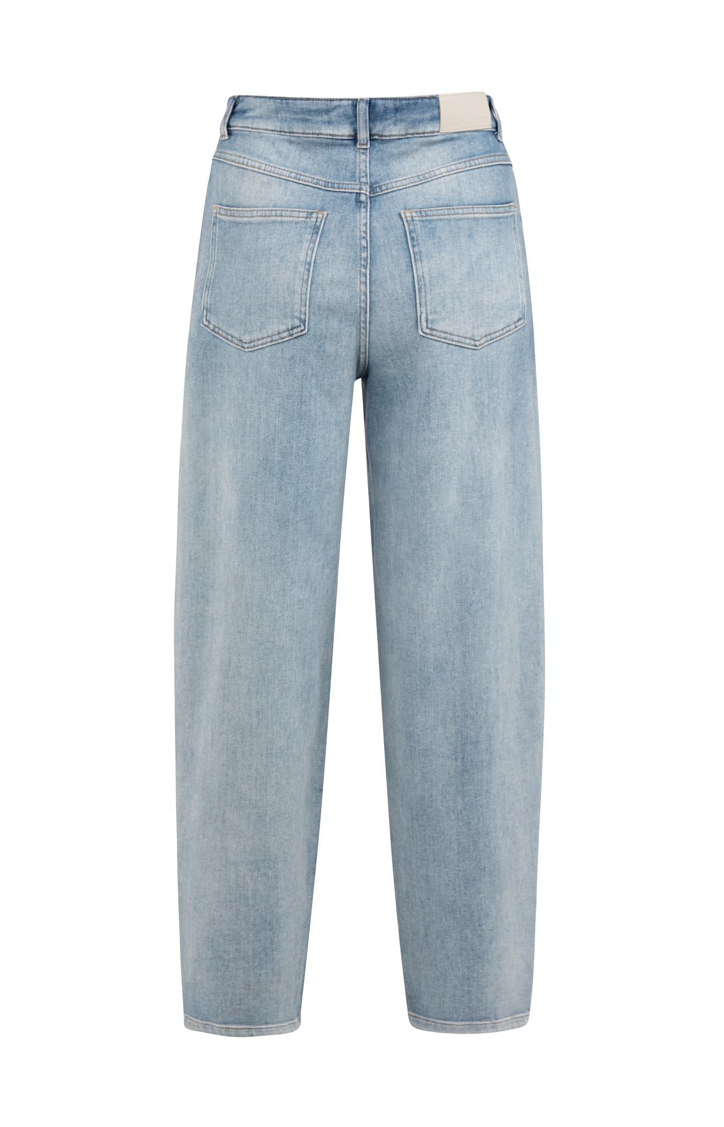 High-waist jeans with loose fit and roll-up legs