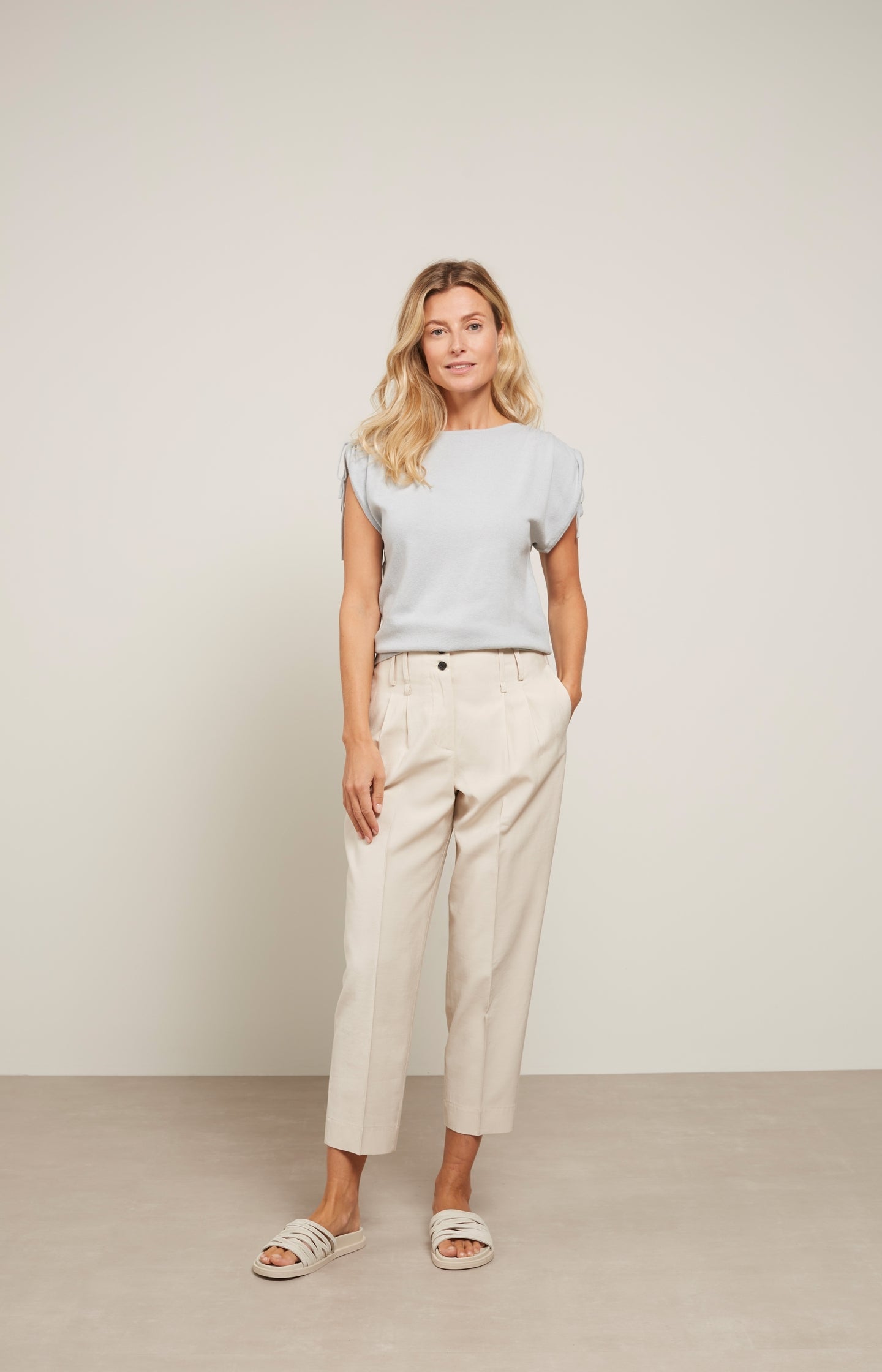 High waist pantalon with zip fly buttons and pleated detail