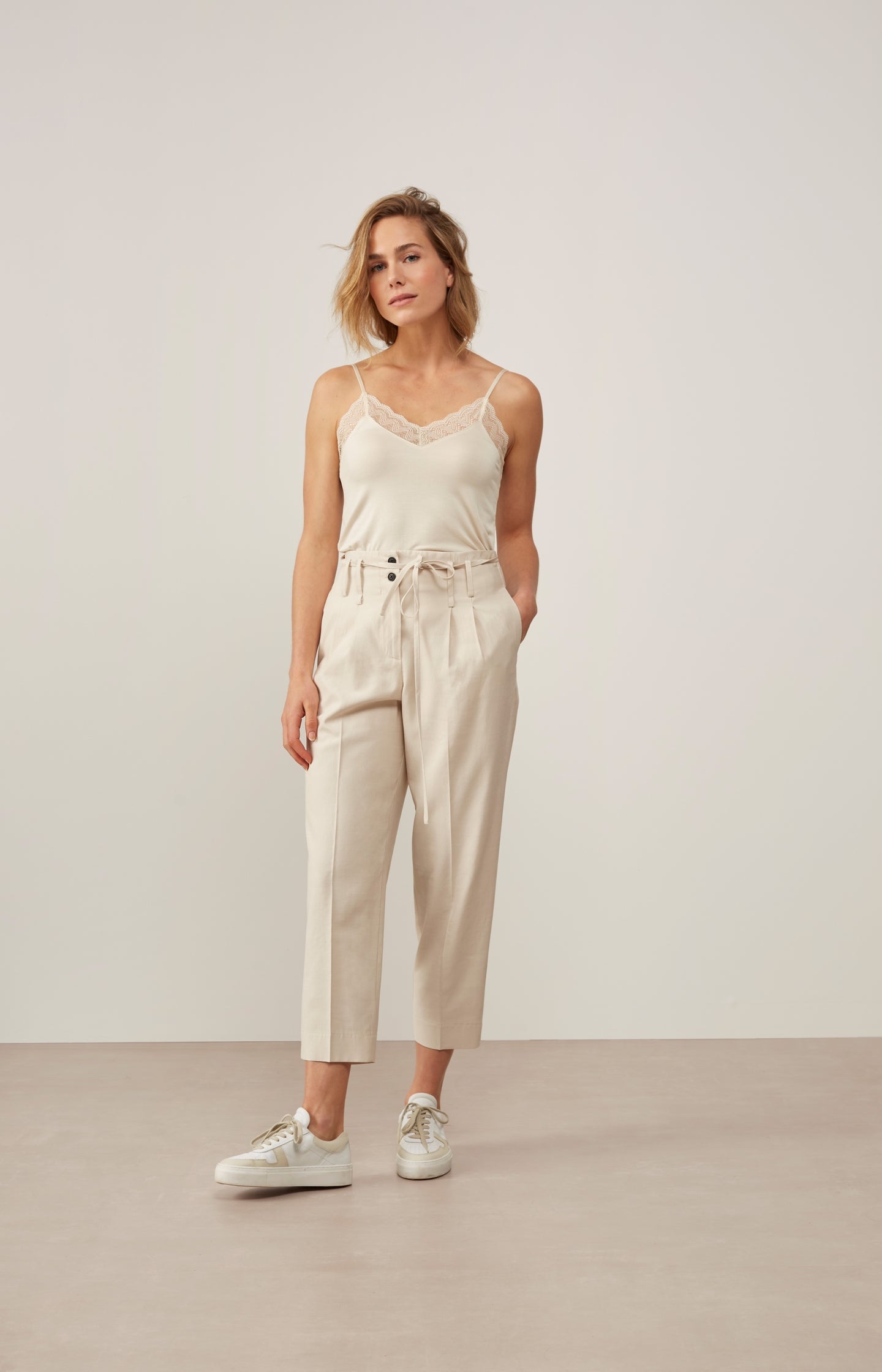 High waist pantalon with zip fly, buttons and pleated detail