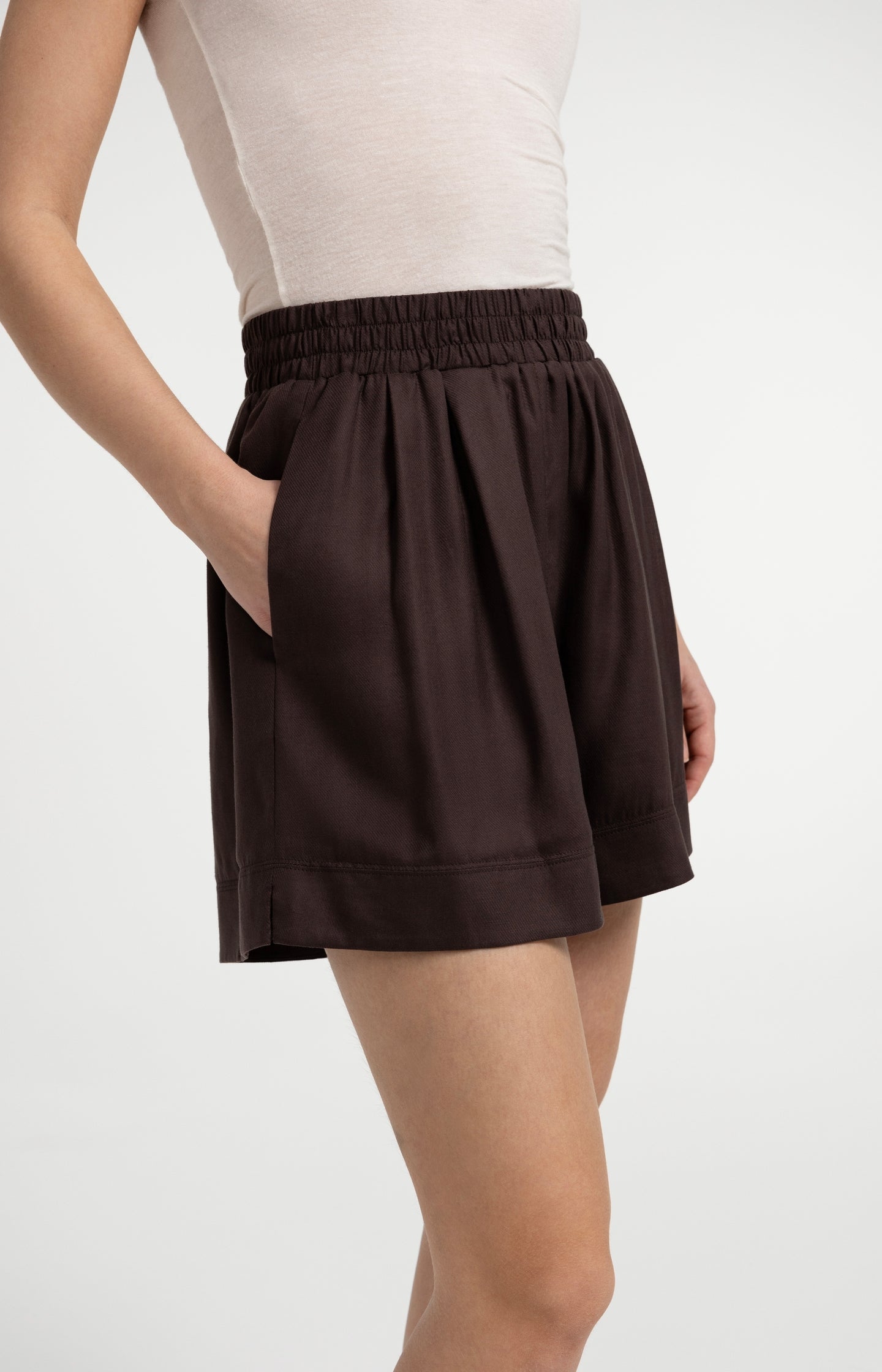 High-waist shorts with elastic waistband