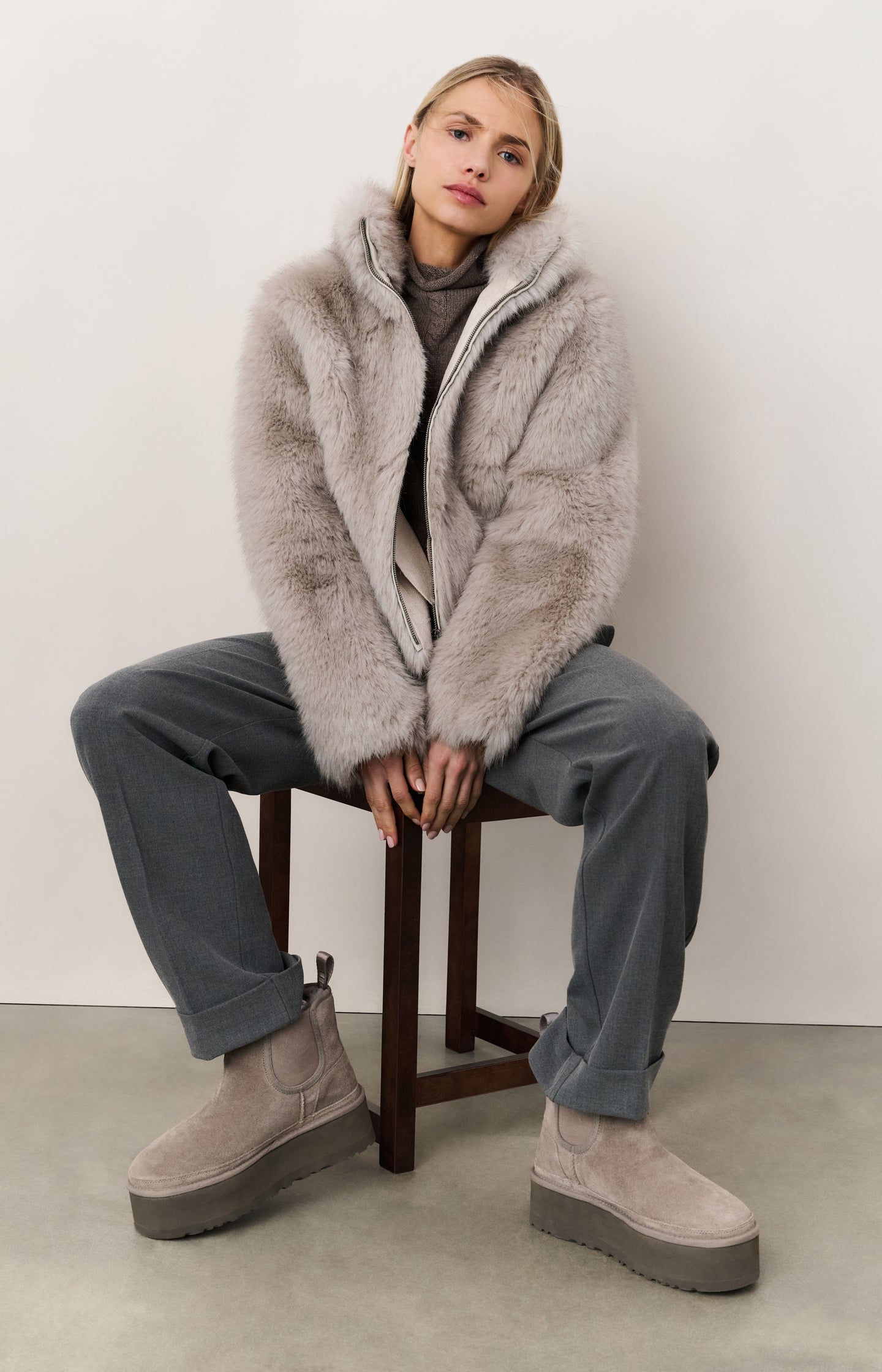 High waist tailored trousers with turn-ups - Type: lookbook