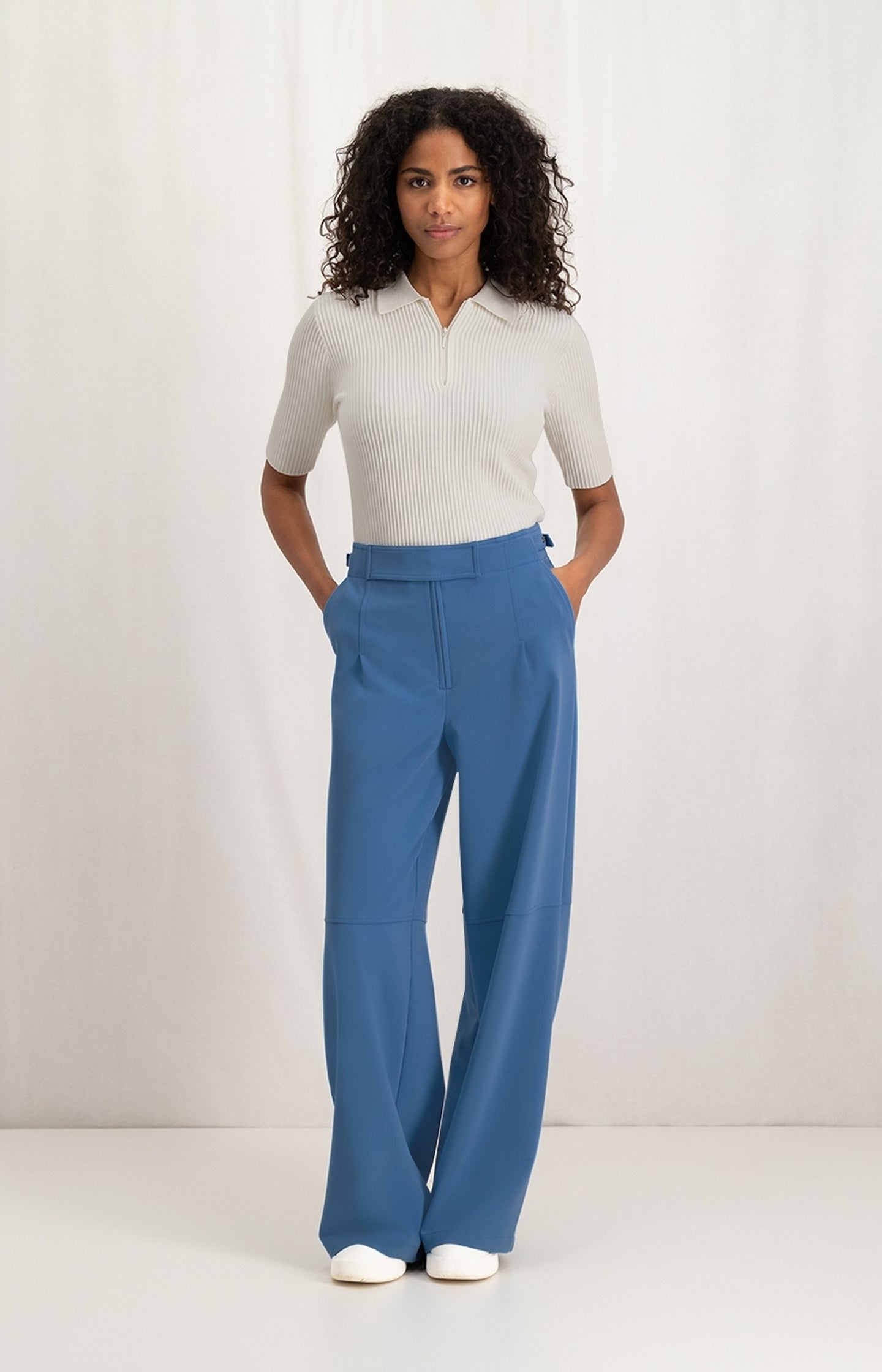 High waist trouser with wide leg, side pockets and zip - Type: lookbook