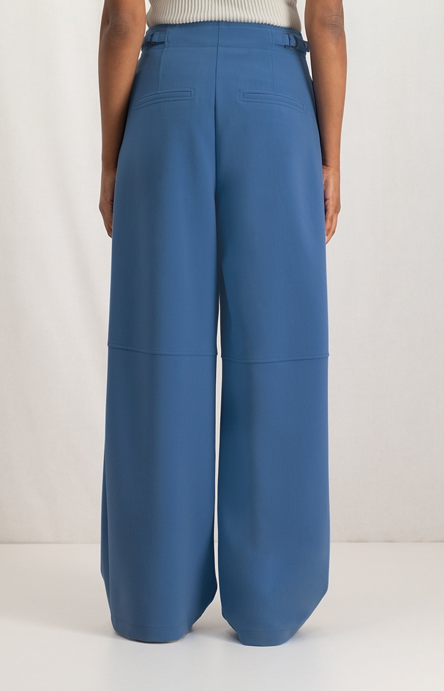 High waist trouser with wide leg, side pockets and zip