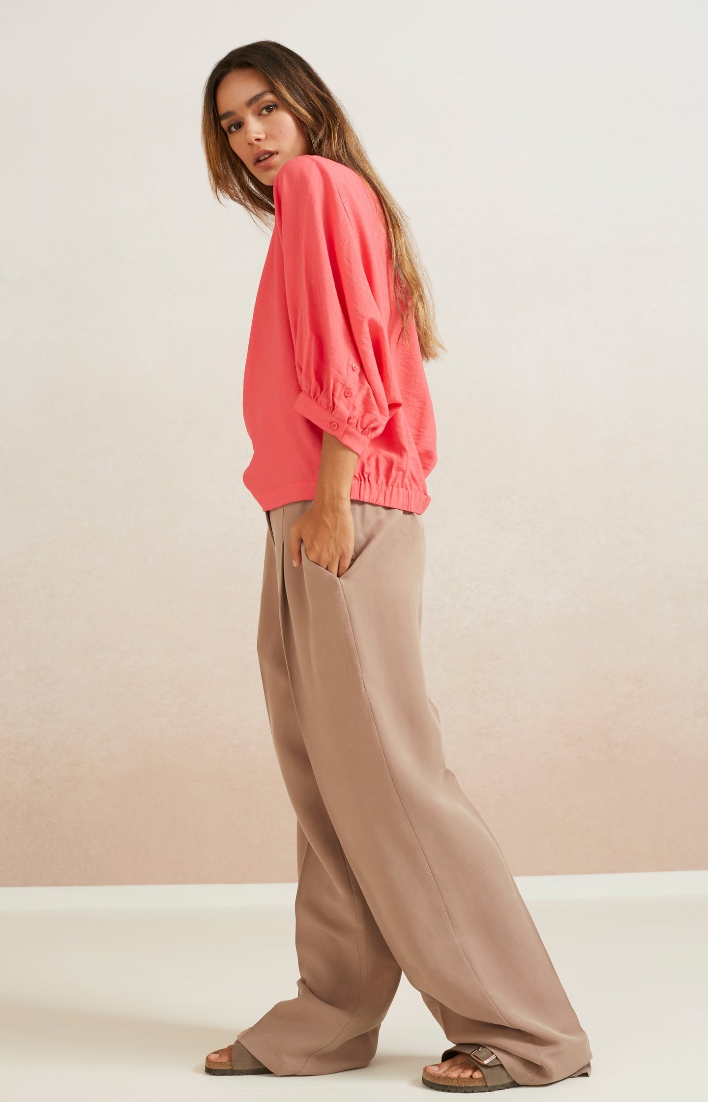 High waist trouser with wide leg, side pockets and zip fly - Type: lookbook