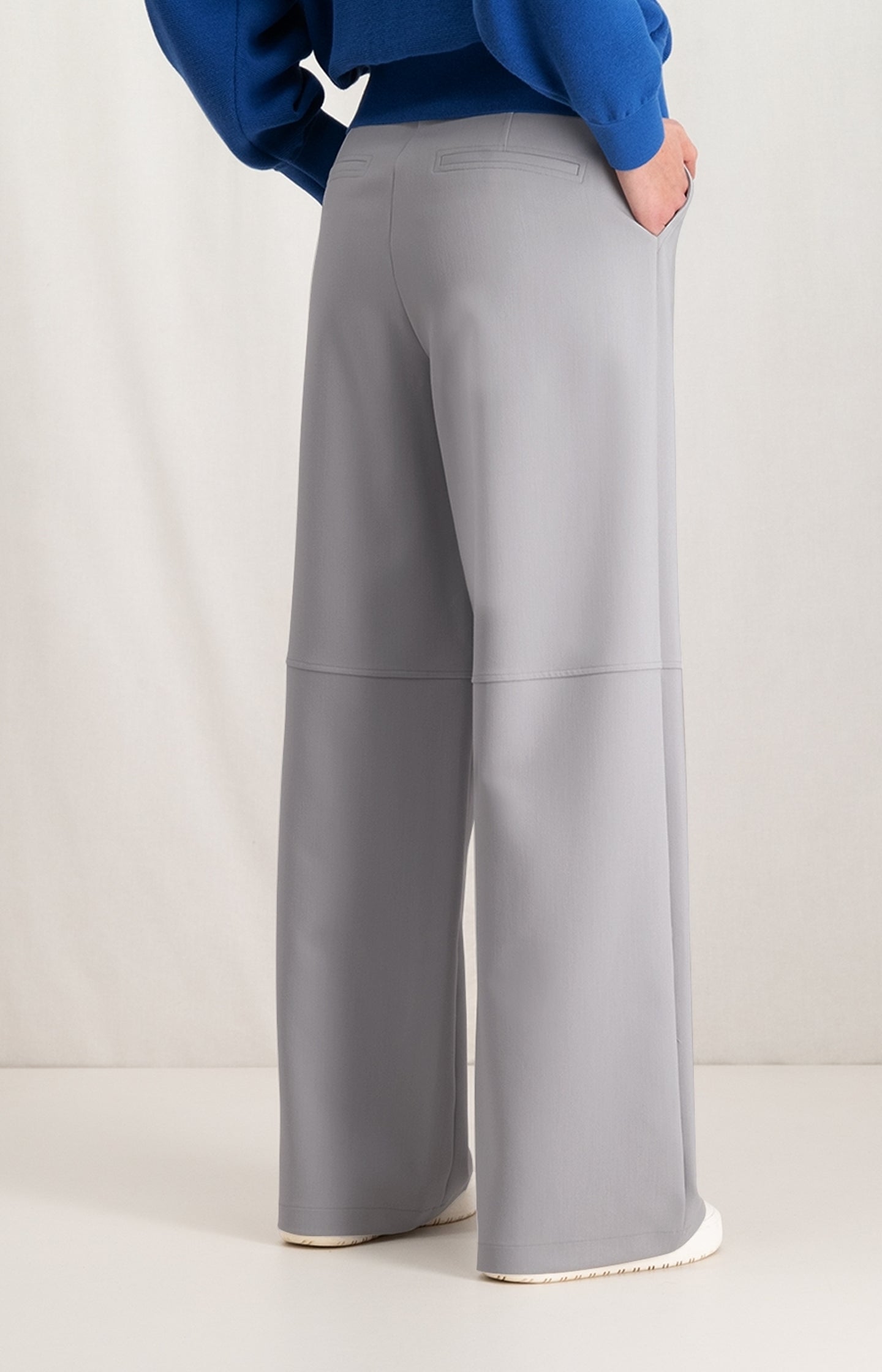 High waist trouser with wide leg, side pockets and zip