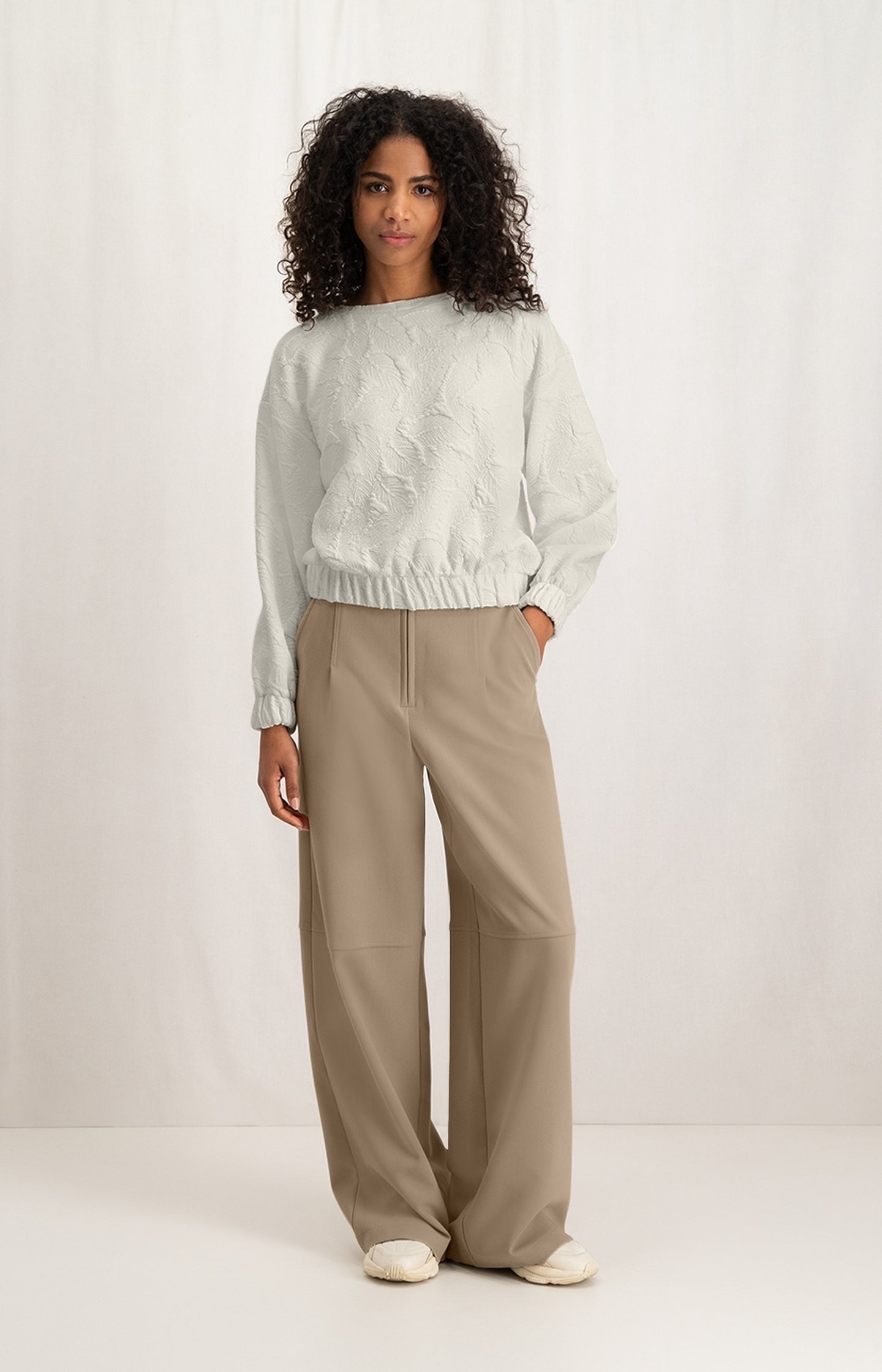 High waist trouser with wide leg, side pockets and zip