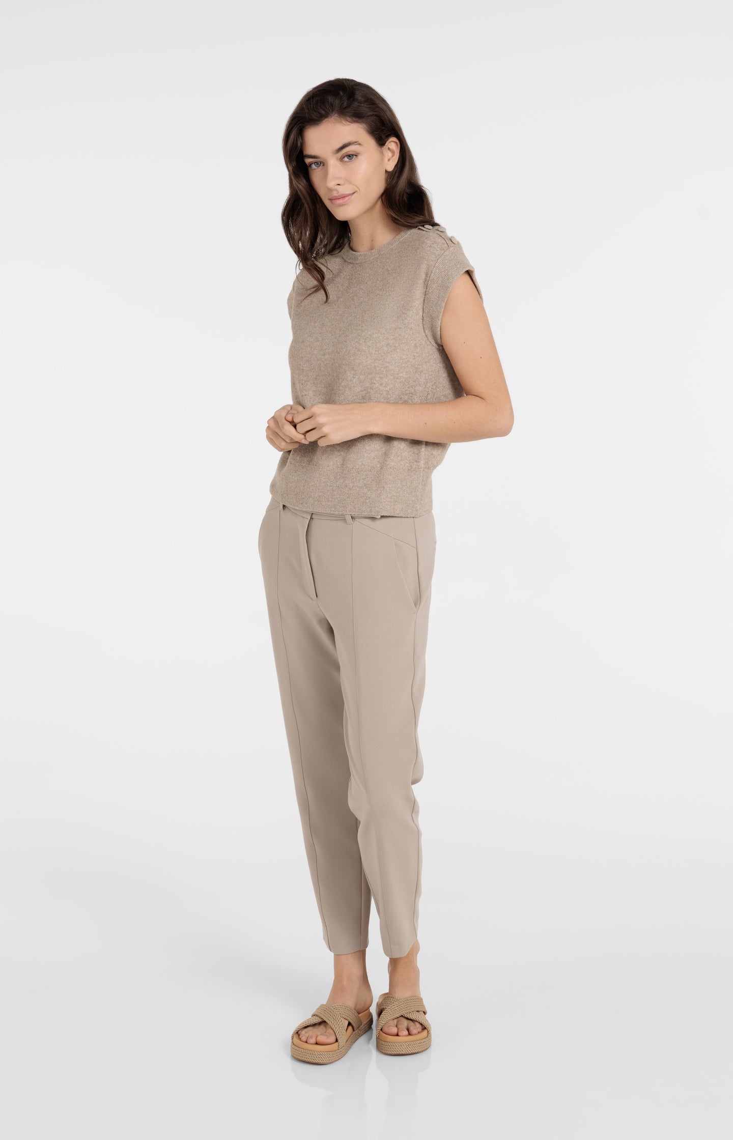 High-waist trousers with belt