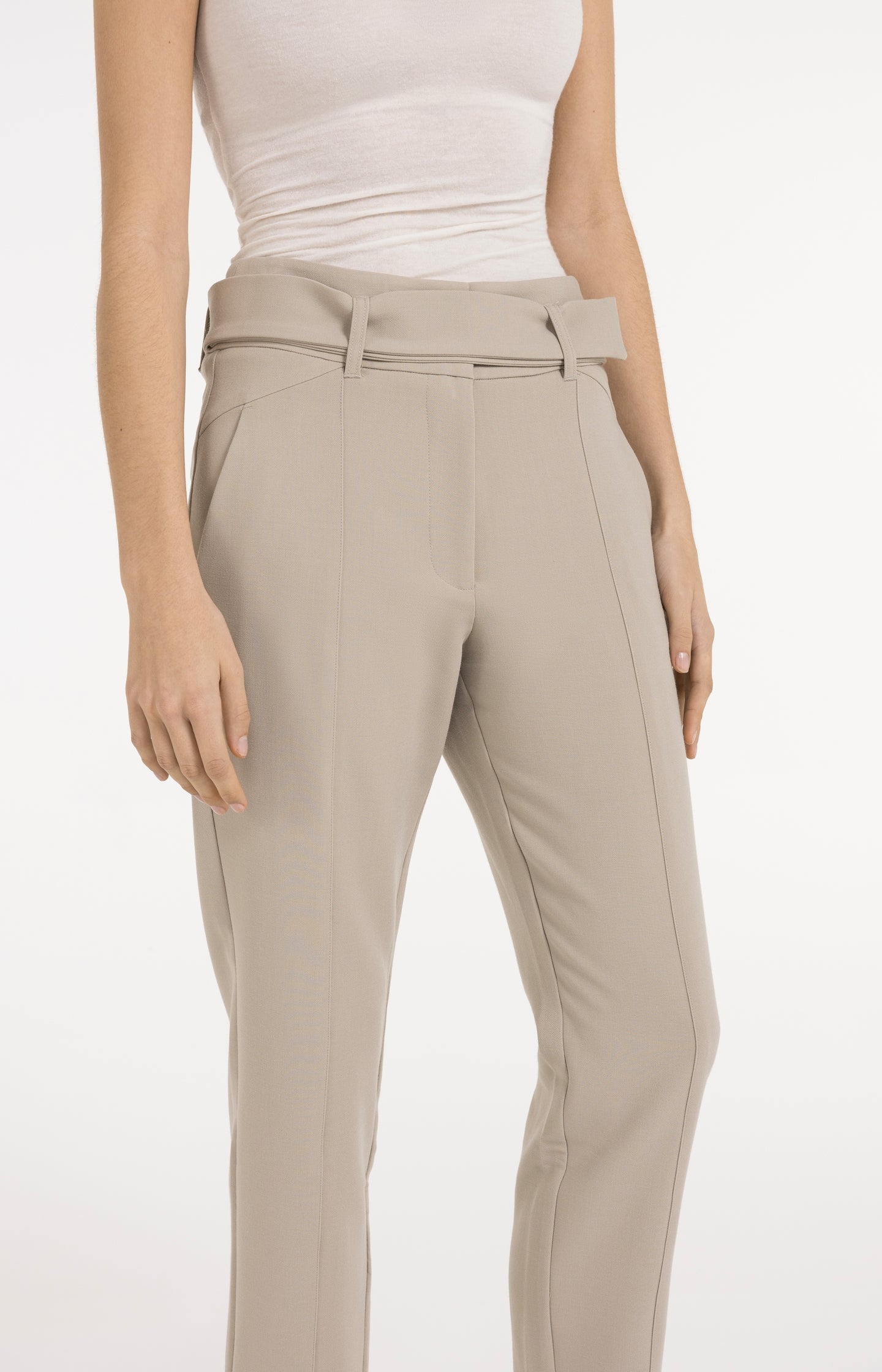 High-waist trousers with belt