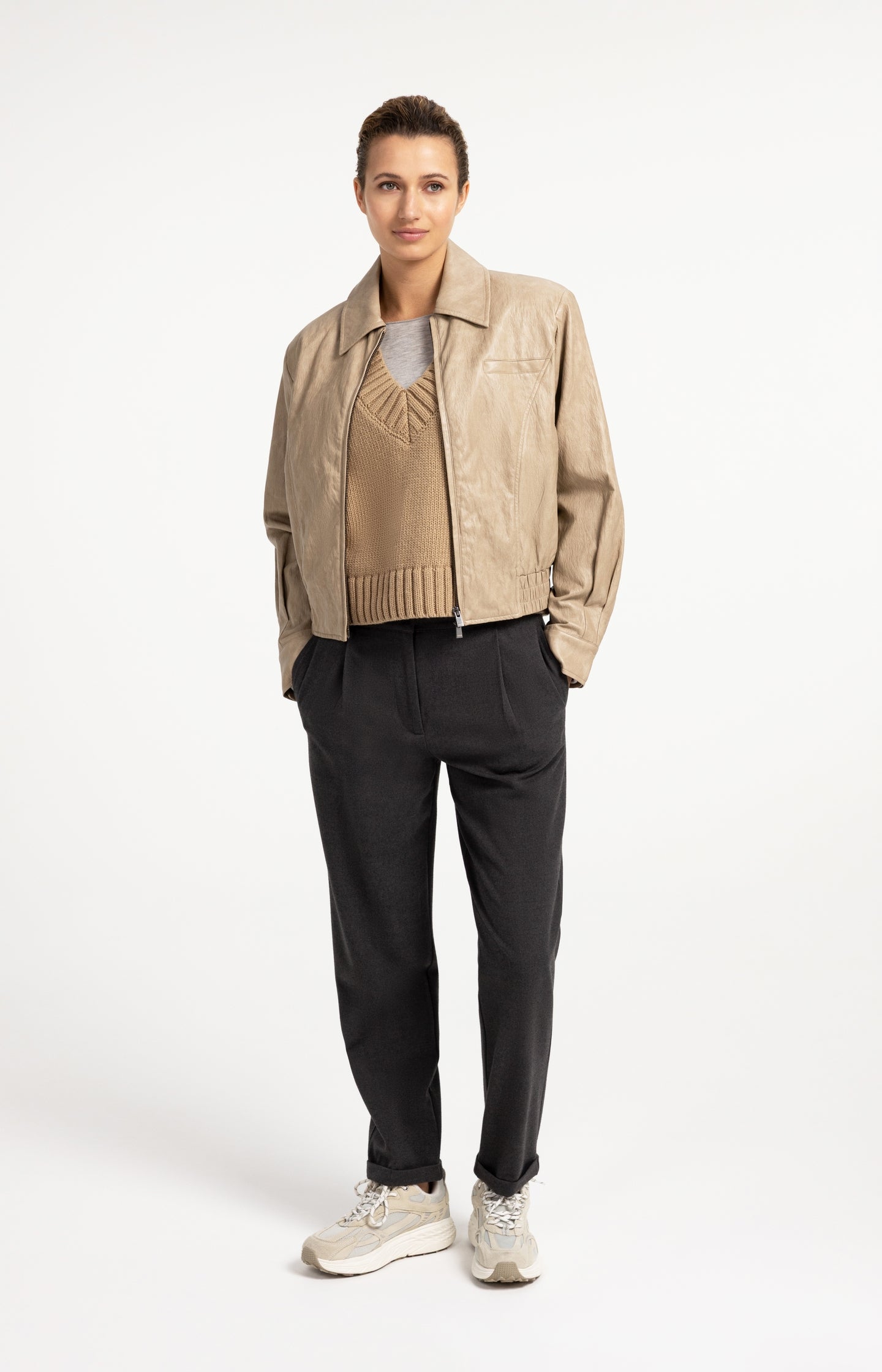 High-waist trousers with belt detail
