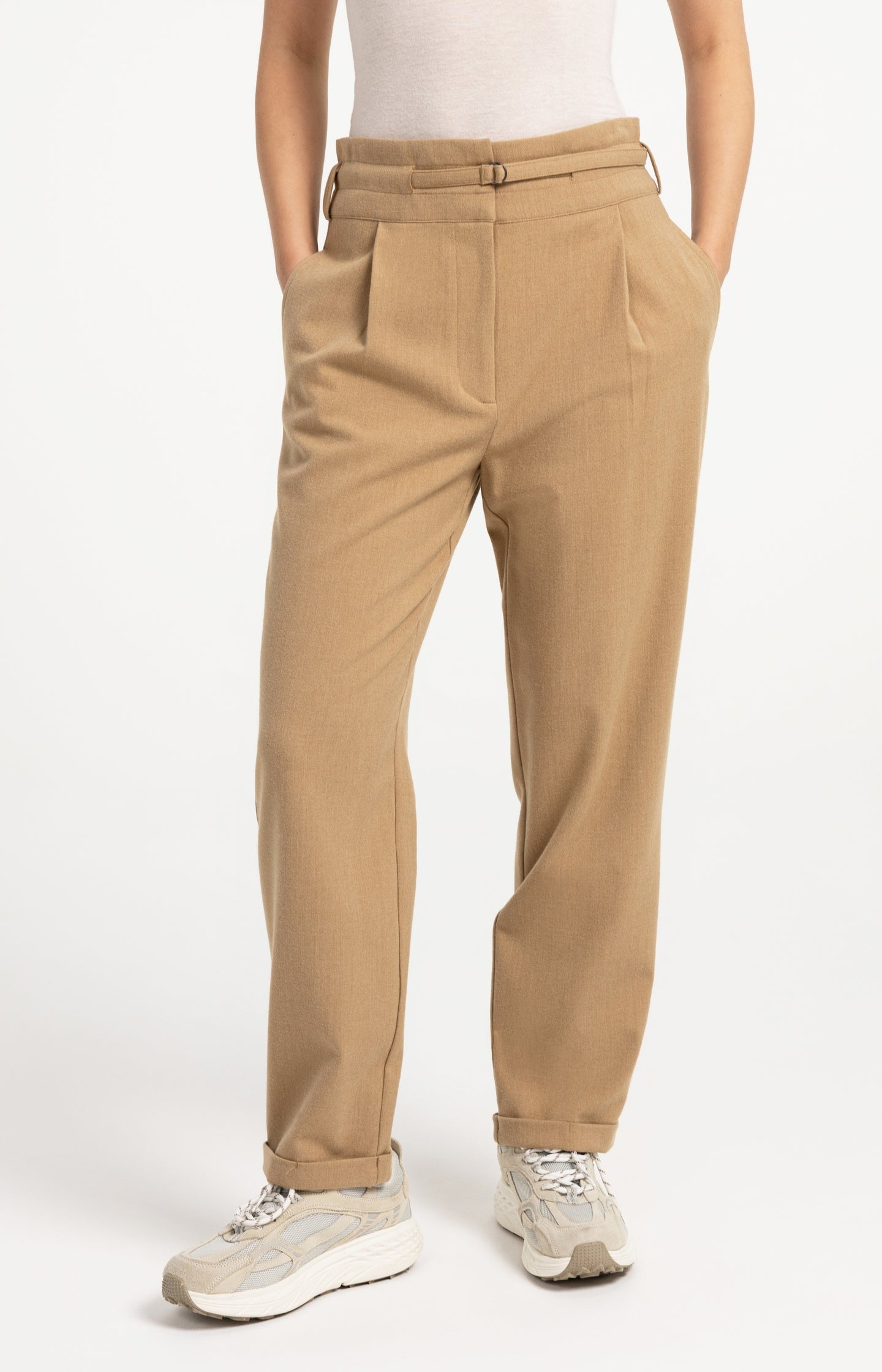 High-waist trousers with belt detail