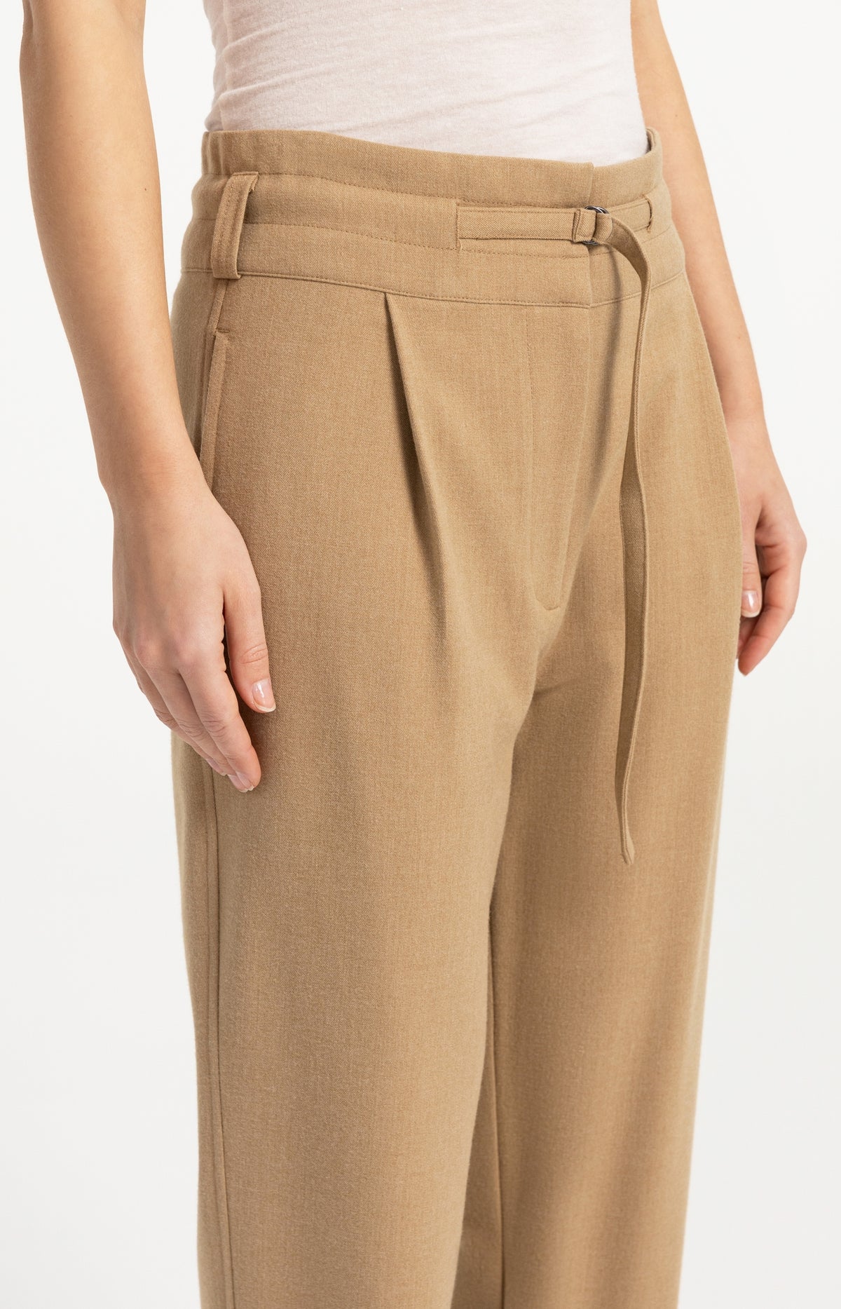 High-waist trousers with belt detail