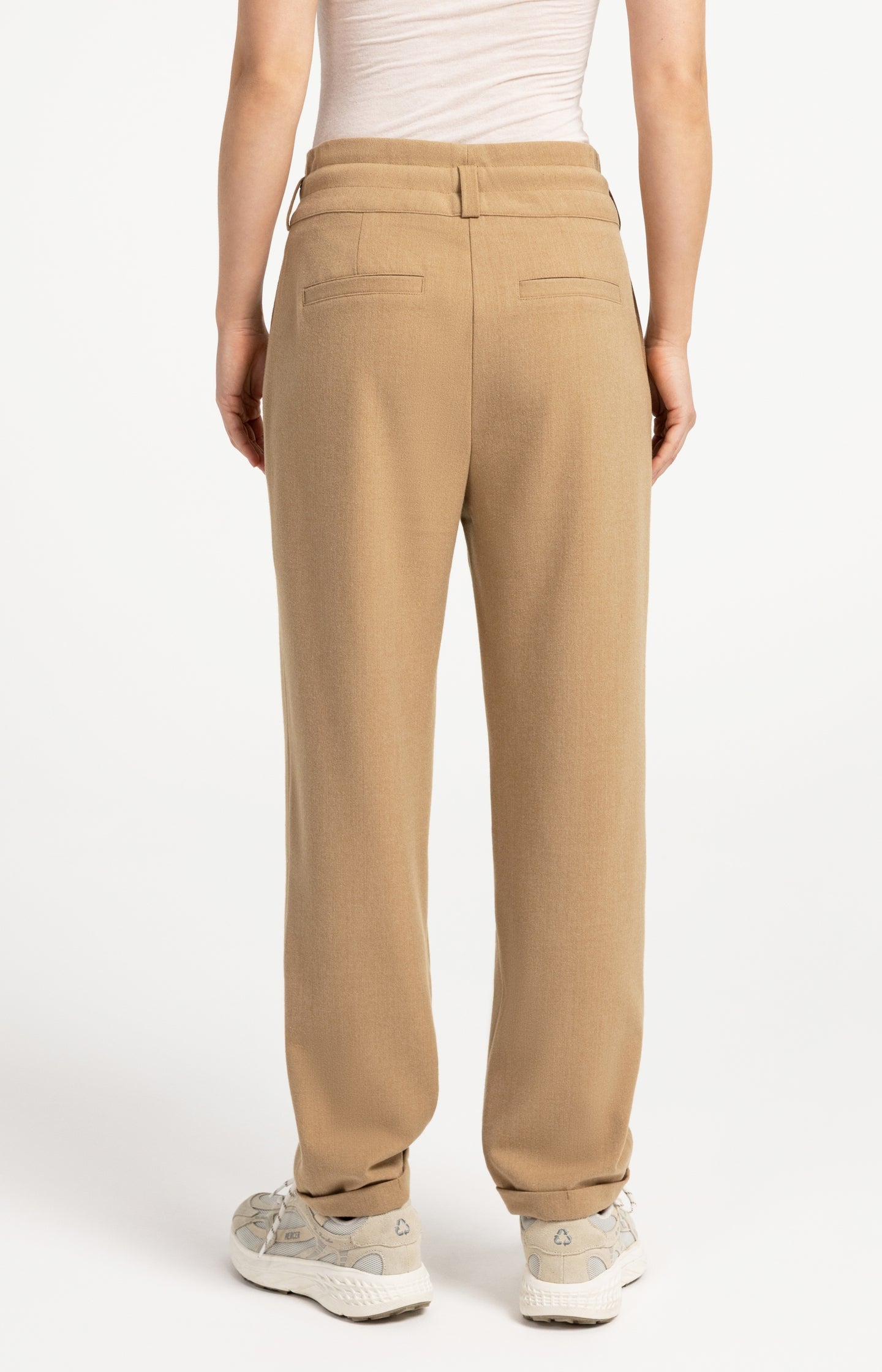 High-waist trousers with belt detail
