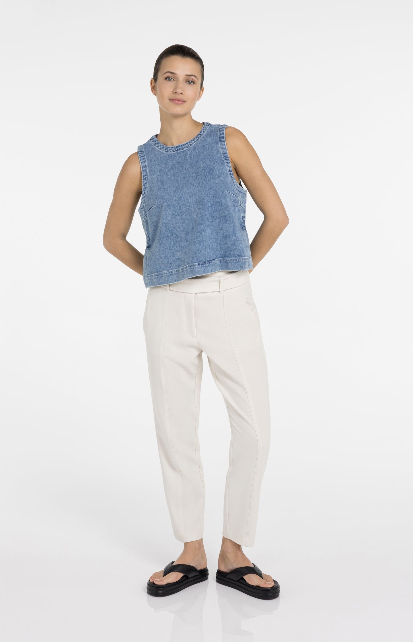 High-waist trousers with belt