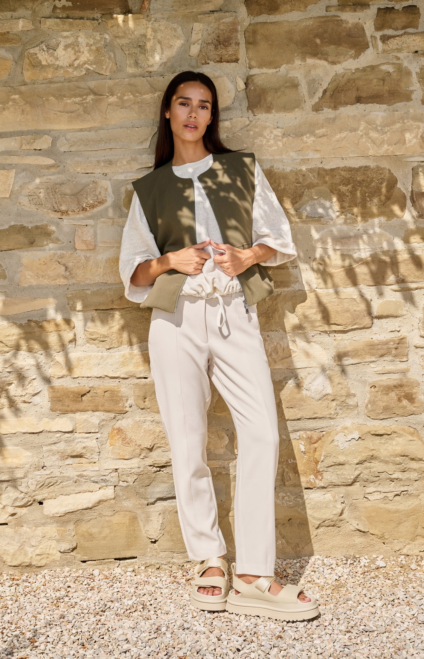 High-waist trousers with belt