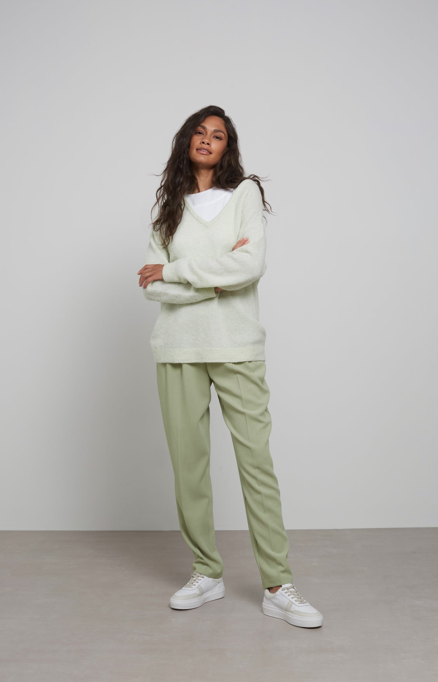 High waist trousers with pleated details and side pockets