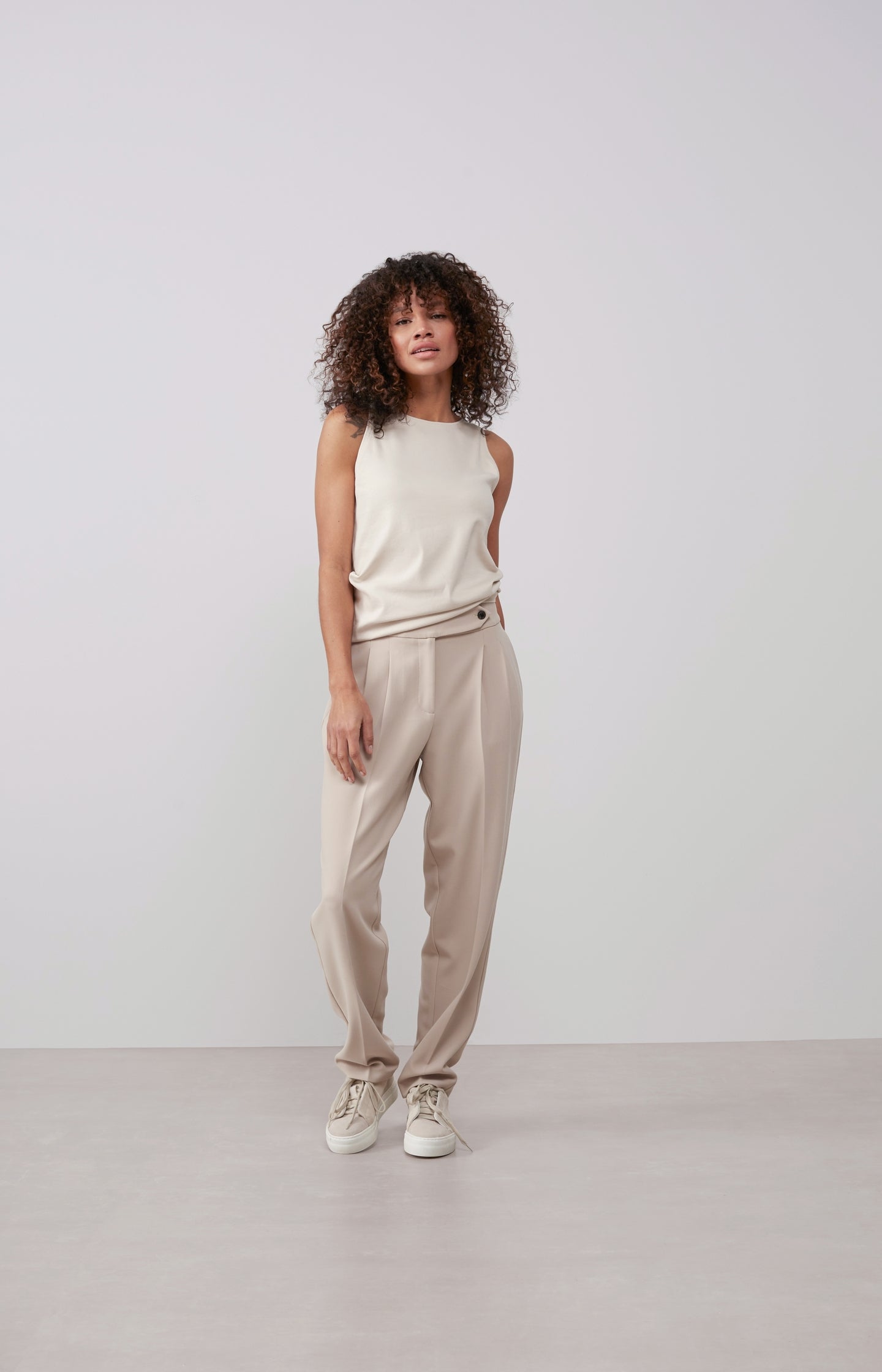 High waist trousers with pleated details and side pockets