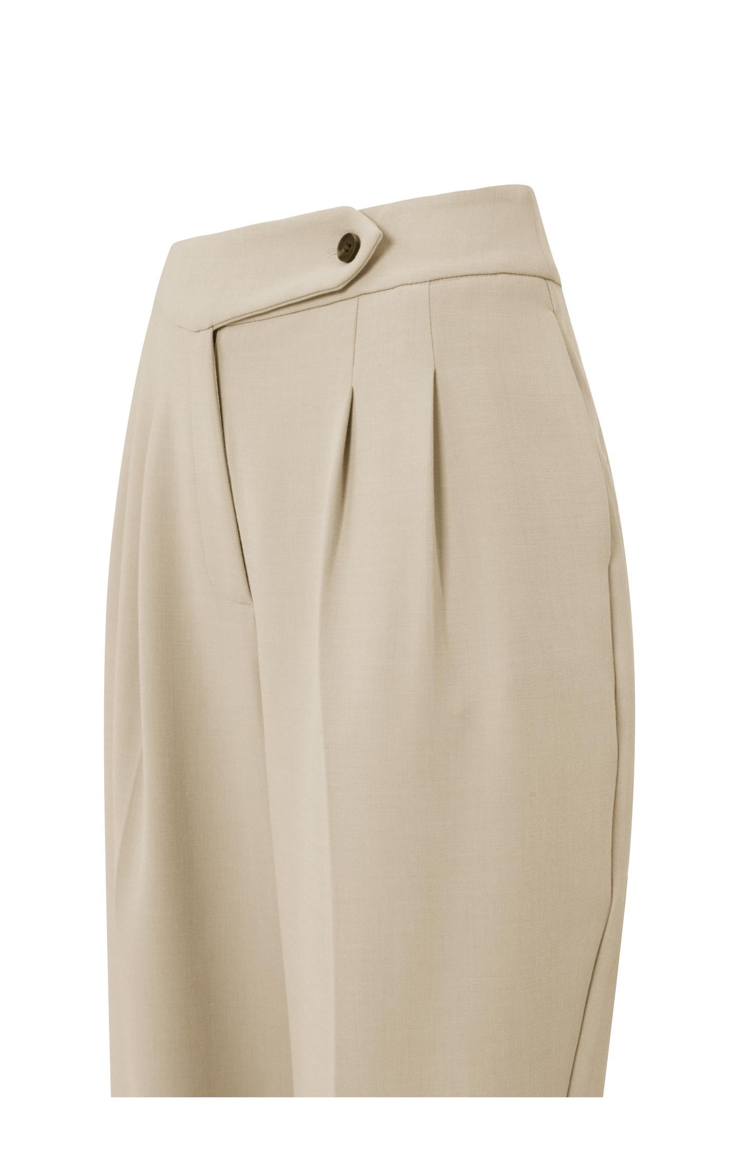 High waist trousers with pleated details and side pockets