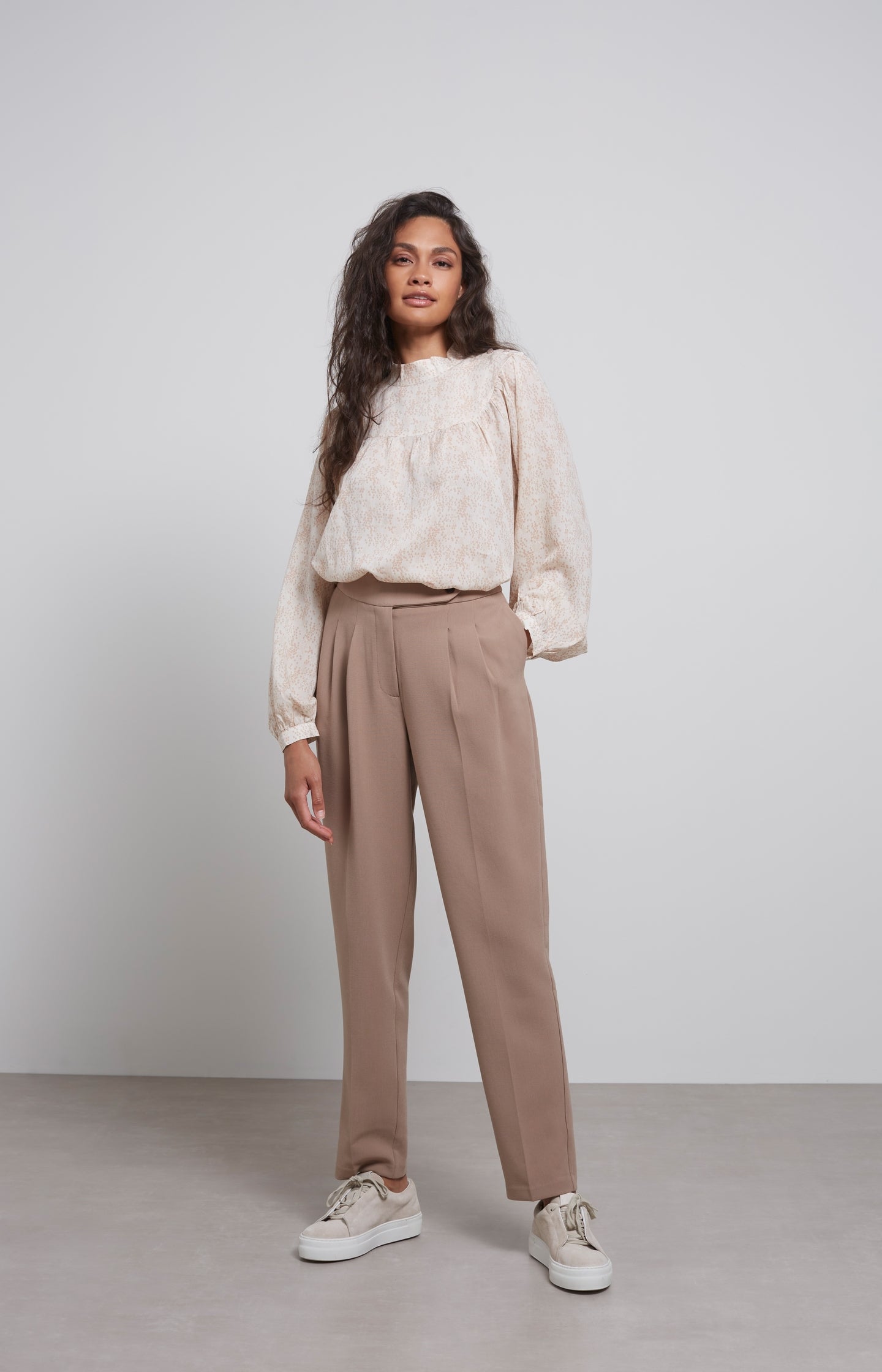 High waist trousers with pleated details and side pockets