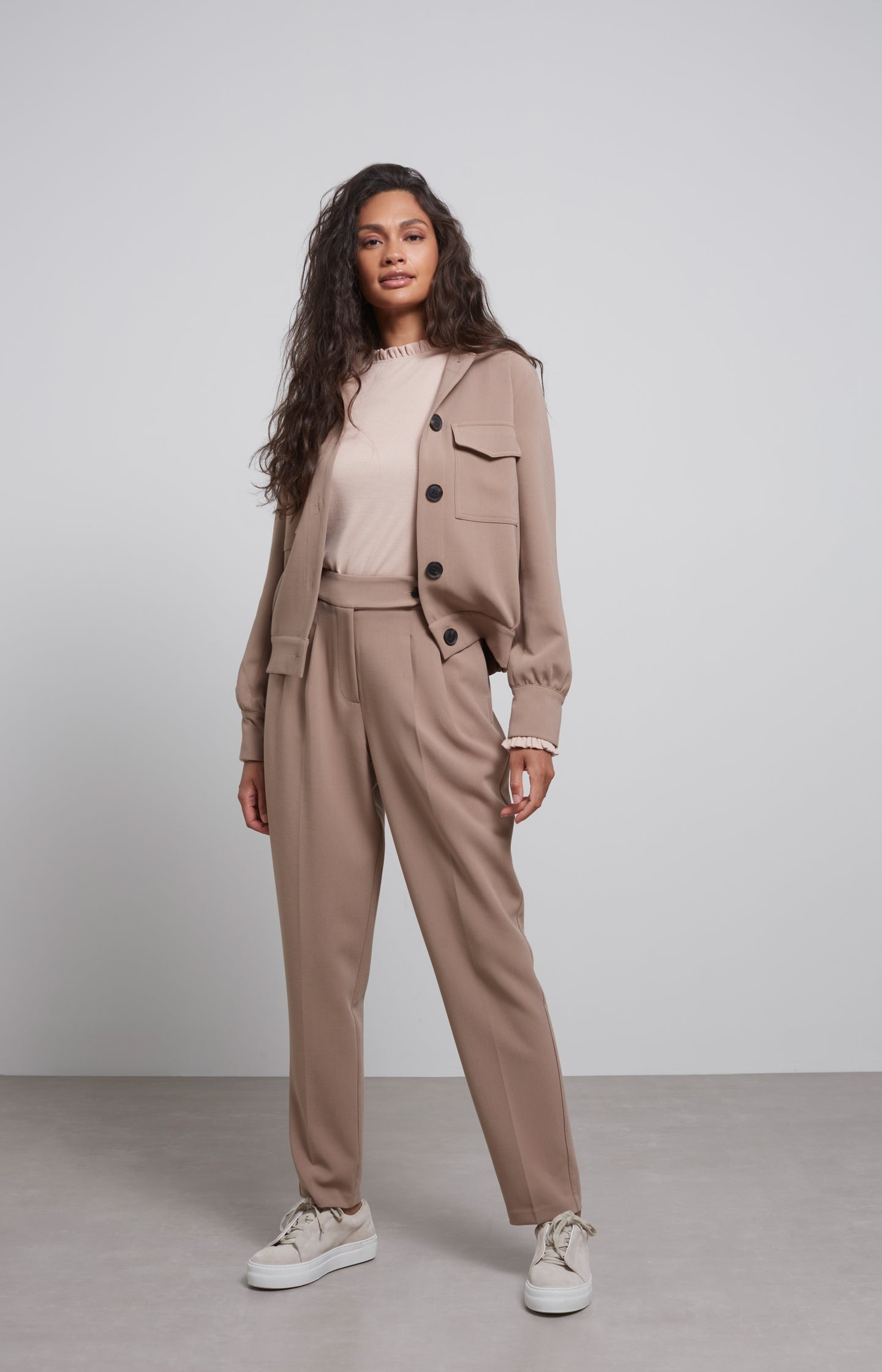 High waist trousers with pleated details and side pockets