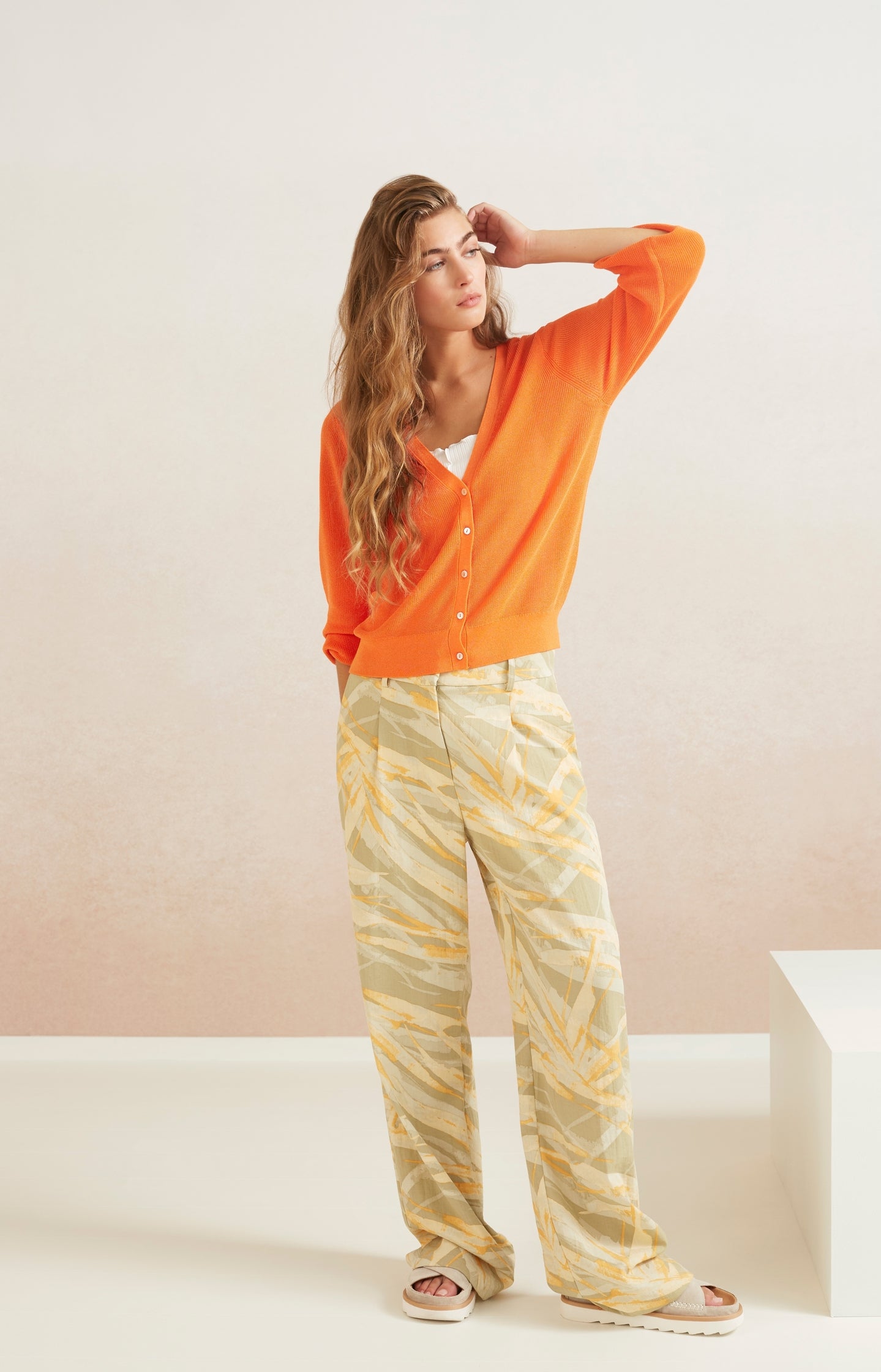 High waist trousers with wide leg, zip, pockets and print - Type: lookbook