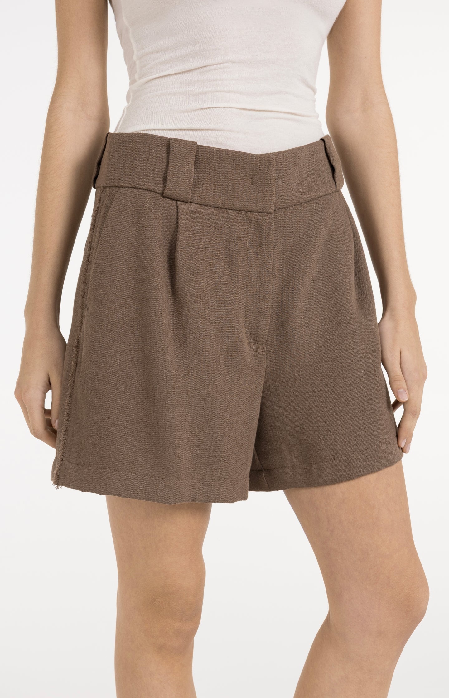 High-waisted shorts in a linen blend
