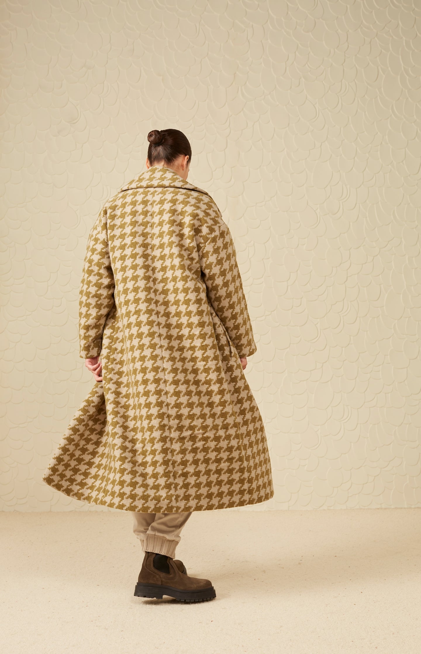 Houndstooth coat with long sleeves, pockets and buttons - Type: lookbook