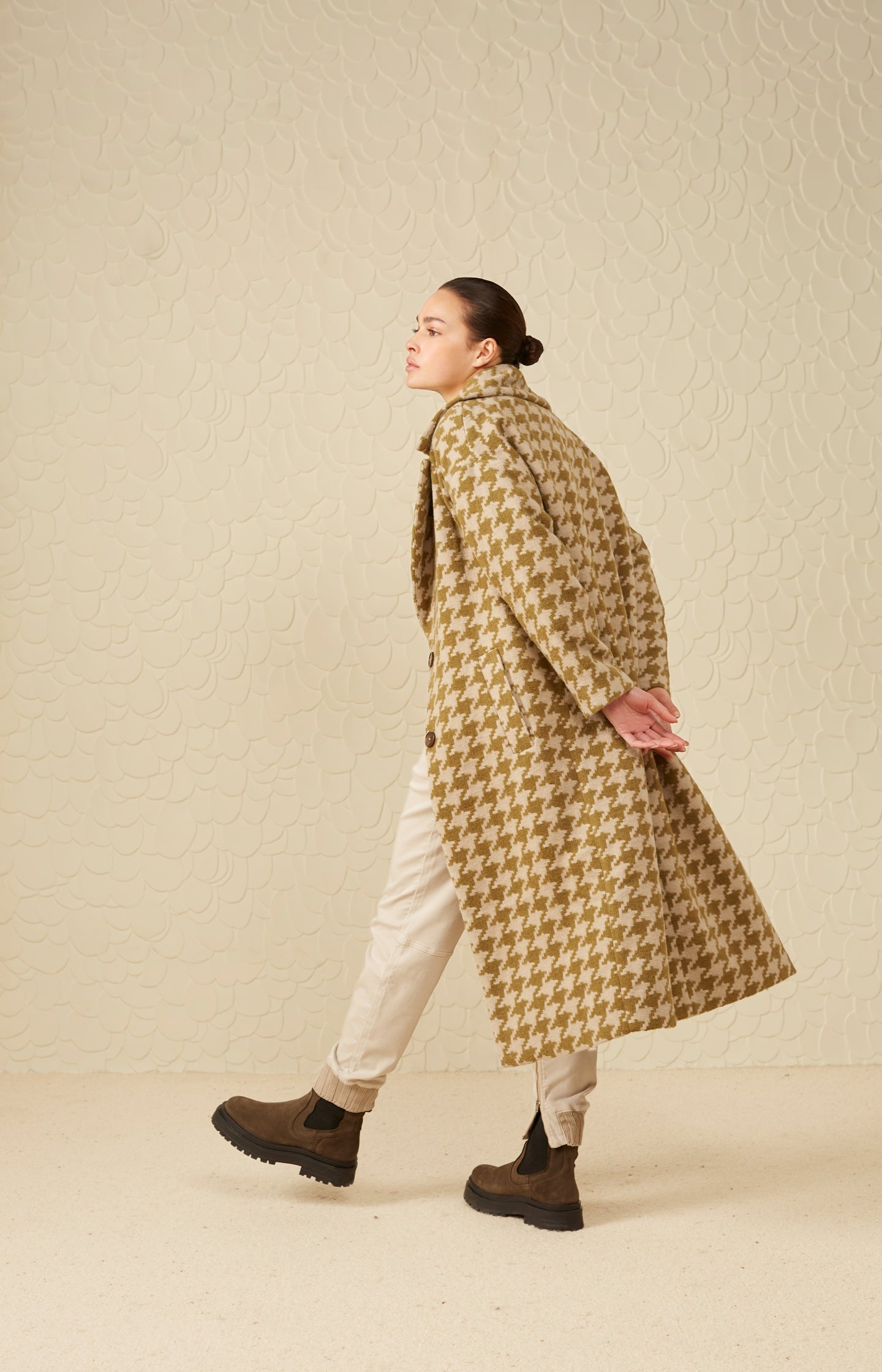 Houndstooth coat with long sleeves, pockets and buttons