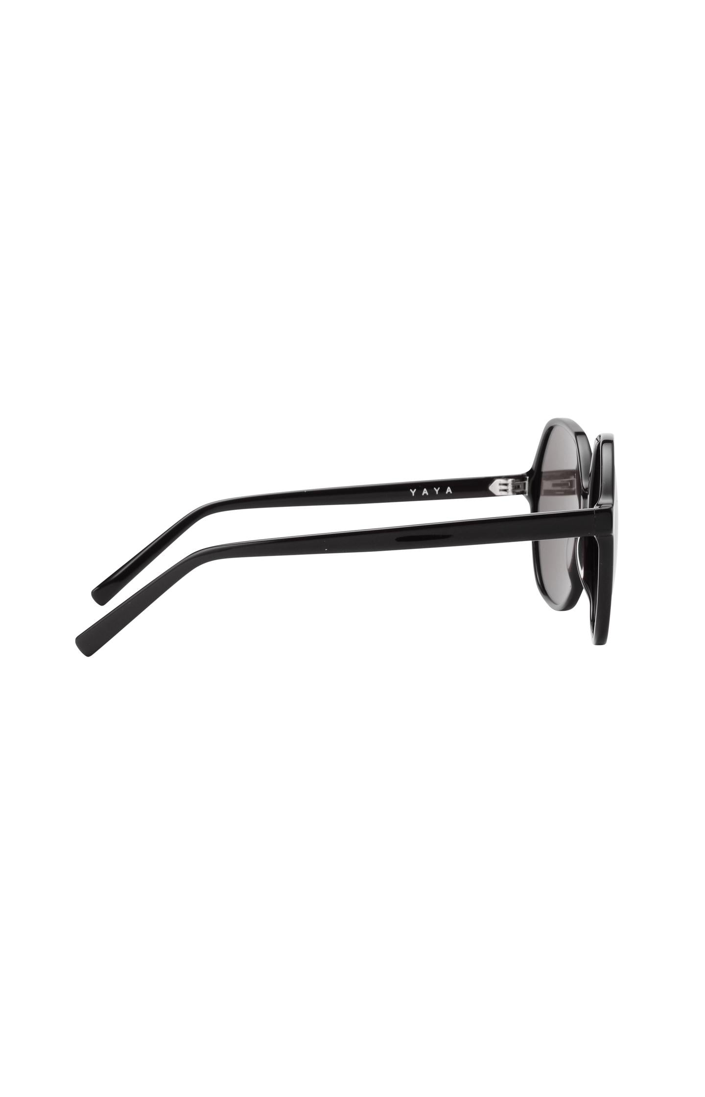 Izzy sunglasses with oversized frame and rounded lenses