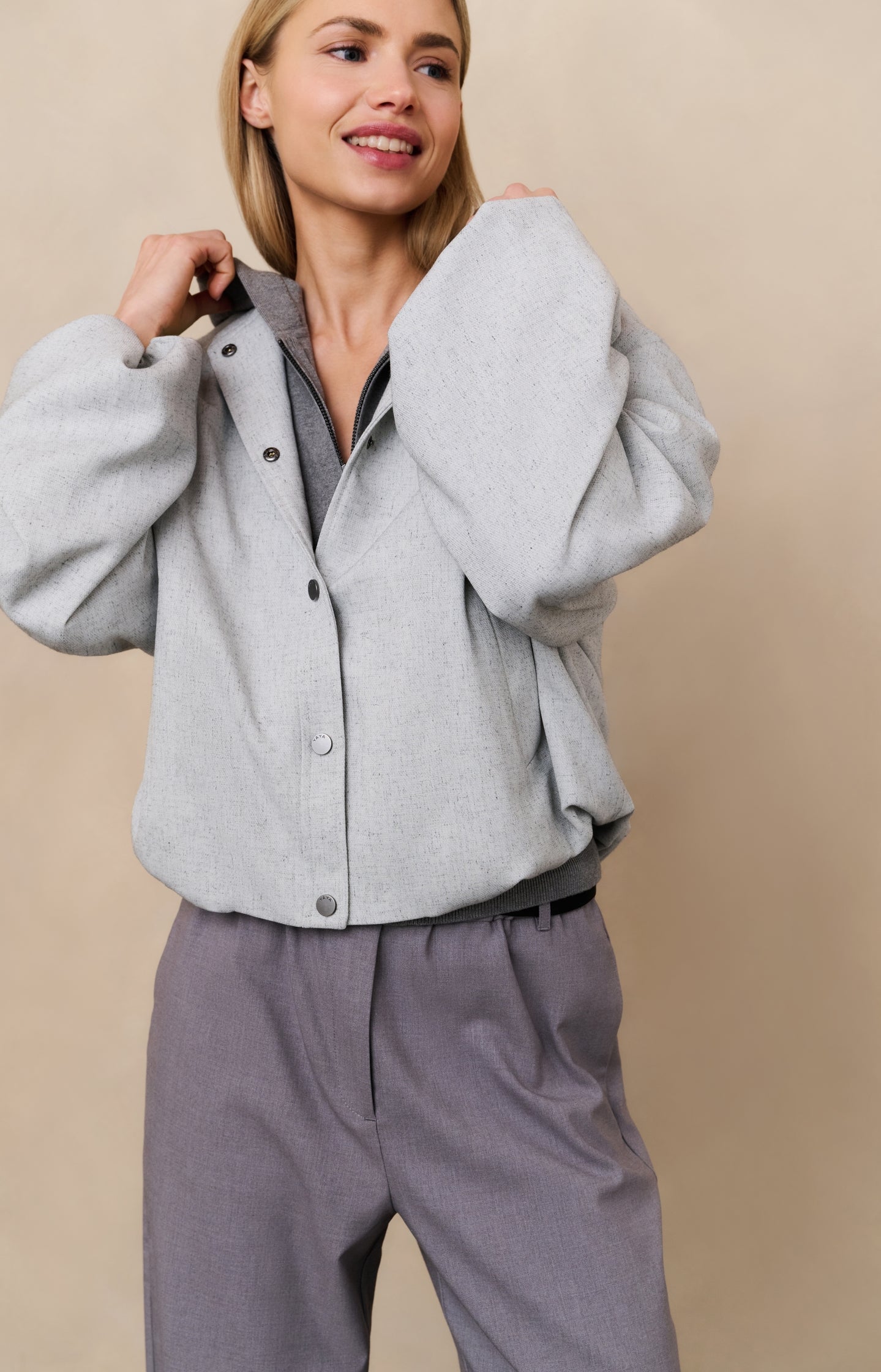 Jacket with balloon shape and snap buttons