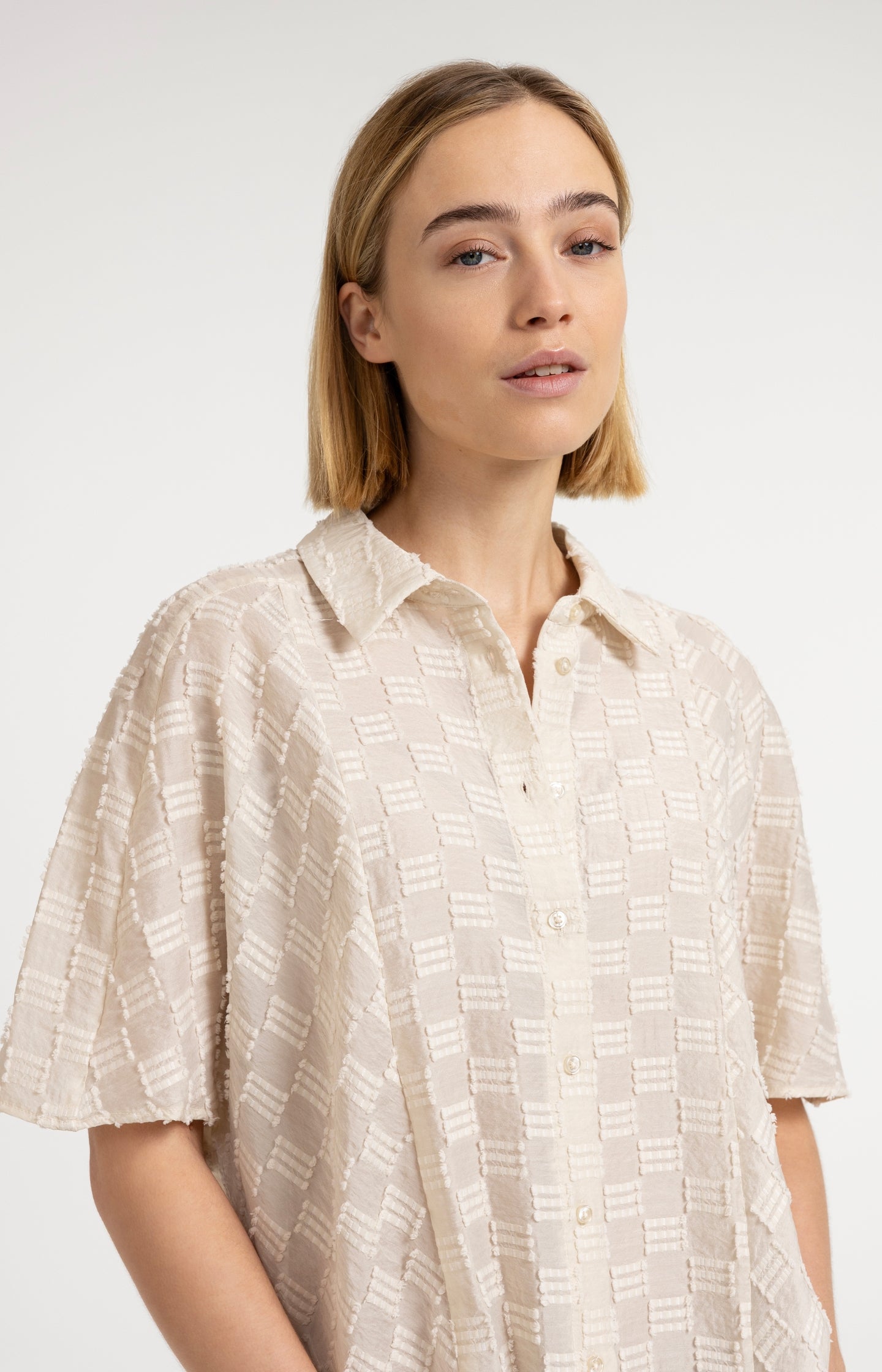 Jacquard blouse with short wide sleeves