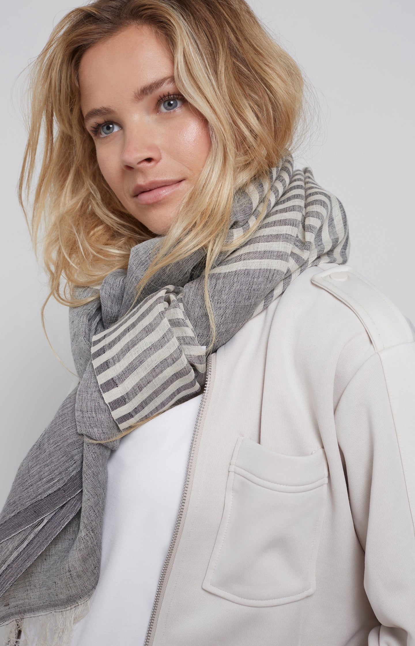 Jacquard scarf with frayed edges and stripes