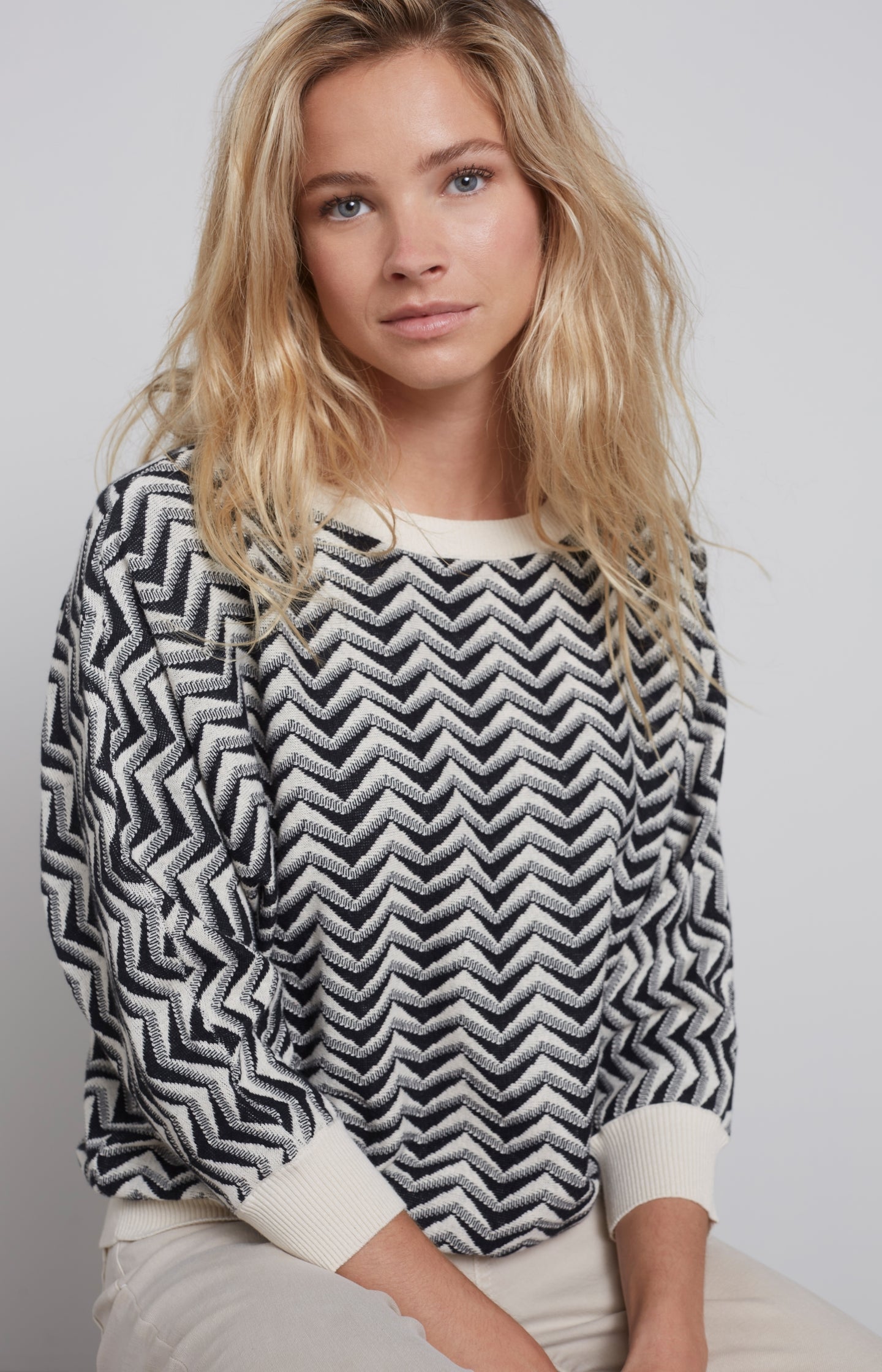 Jacquard sweater with round neck, 7/8 sleeves and print