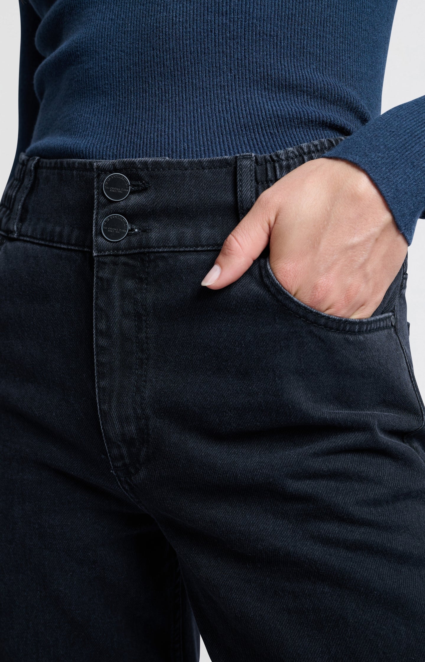 Jeans with high waist, pockets and elastic waistband