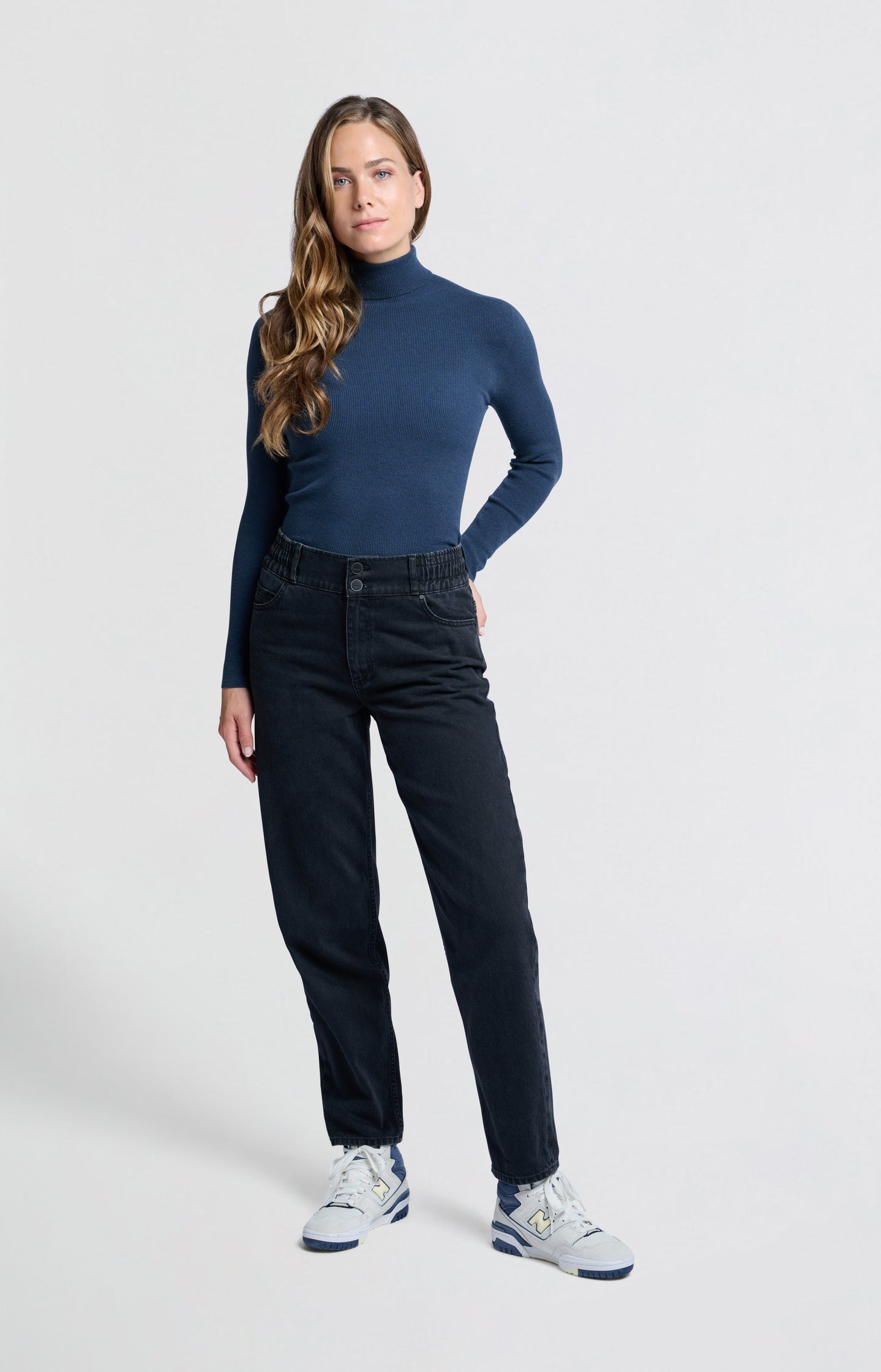 Jeans with high waist, pockets and elastic waistband