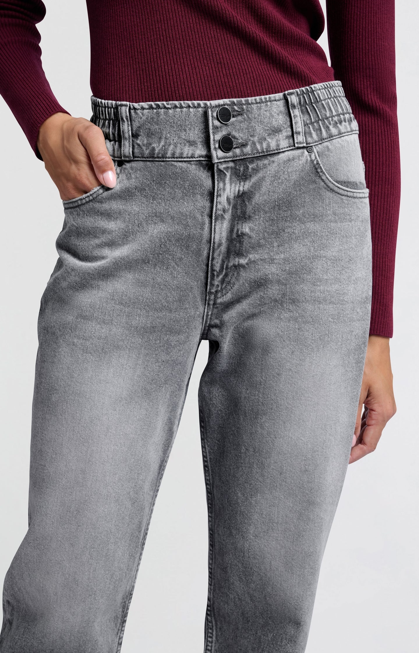 Jeans with high waist, pockets and elastic waistband