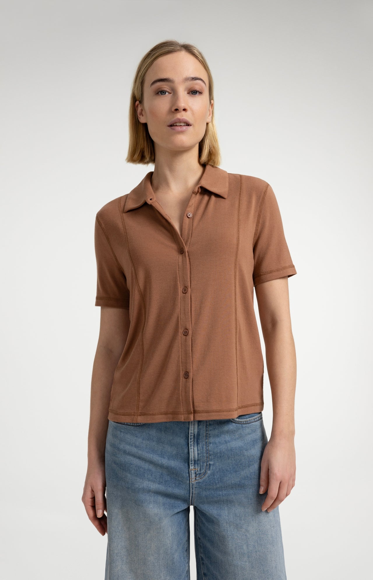 Jersey blouse with stitched details and short sleeves