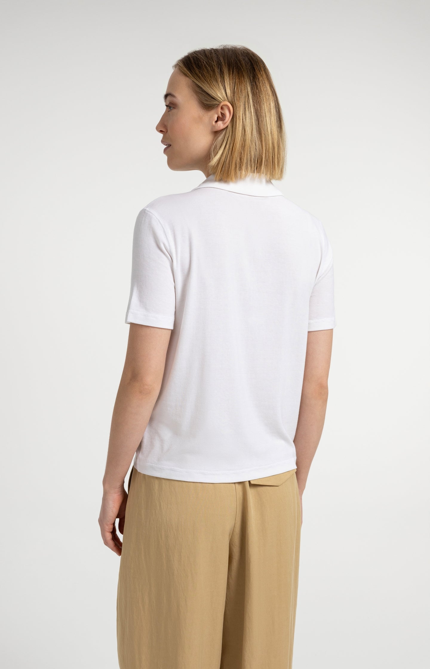 Jersey blouse with stitched details and short sleeves