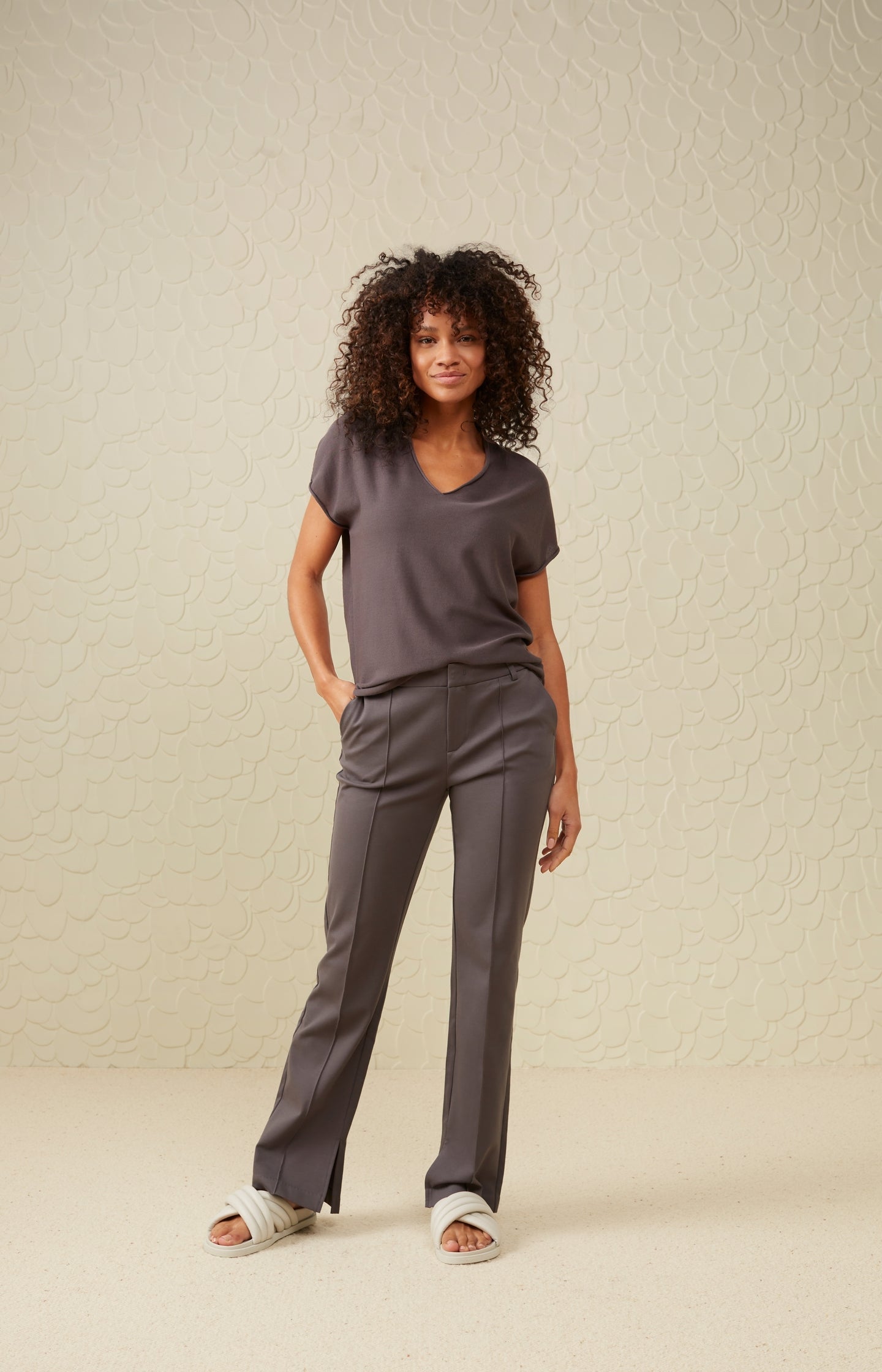 Jersey flare pantalon with side pockets and slit - Type: lookbook