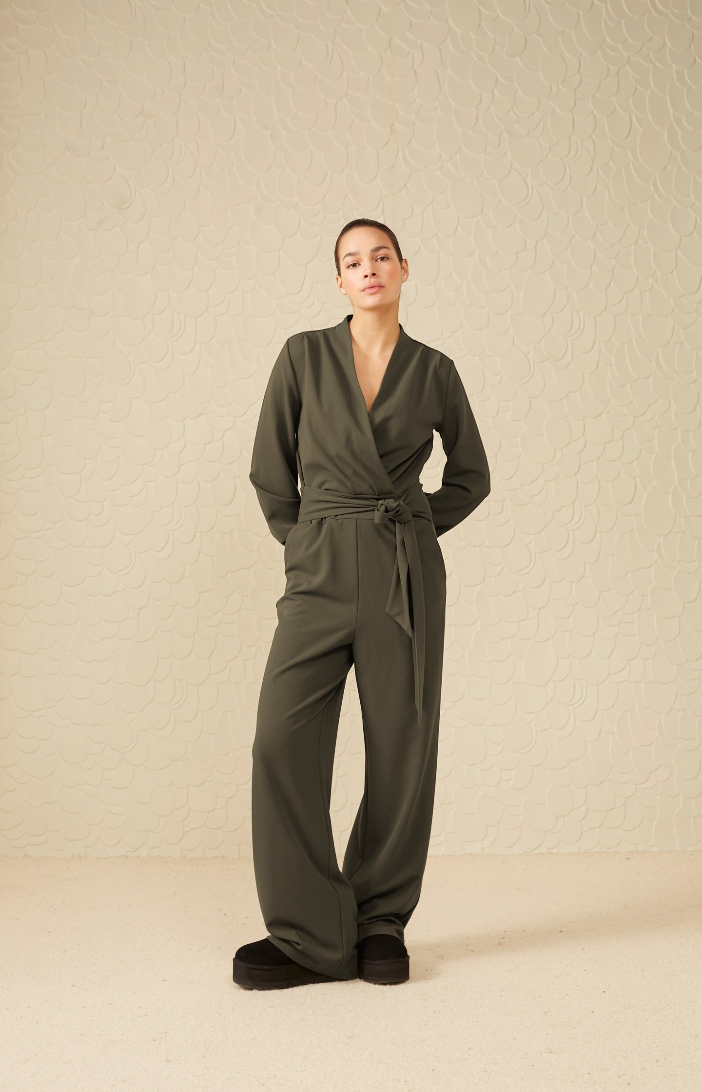 Jersey jumpsuit with a V-neck, a wide leg and a bow - Type: lookbook