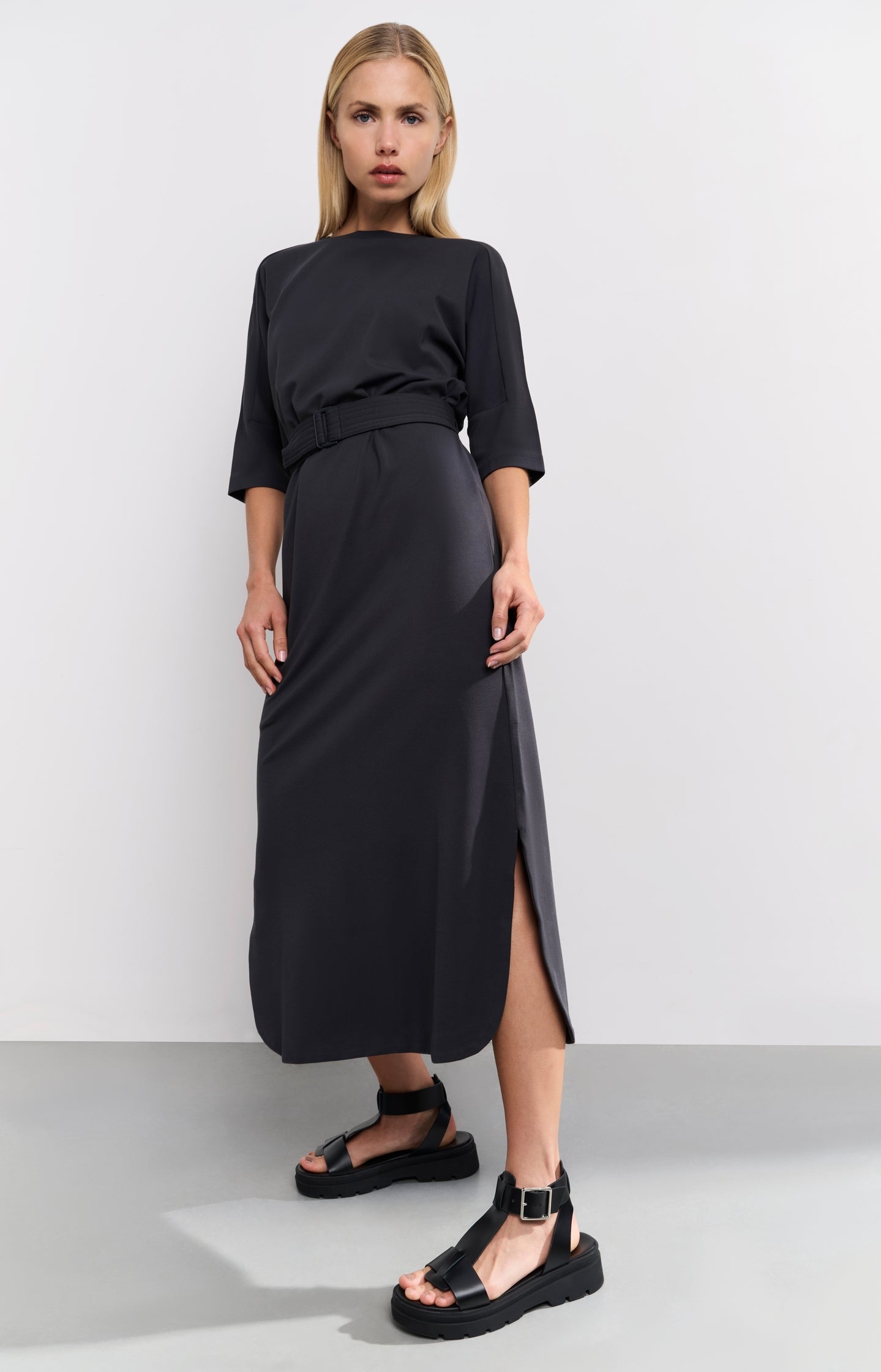 Jersey midi dress with belt and regular fit