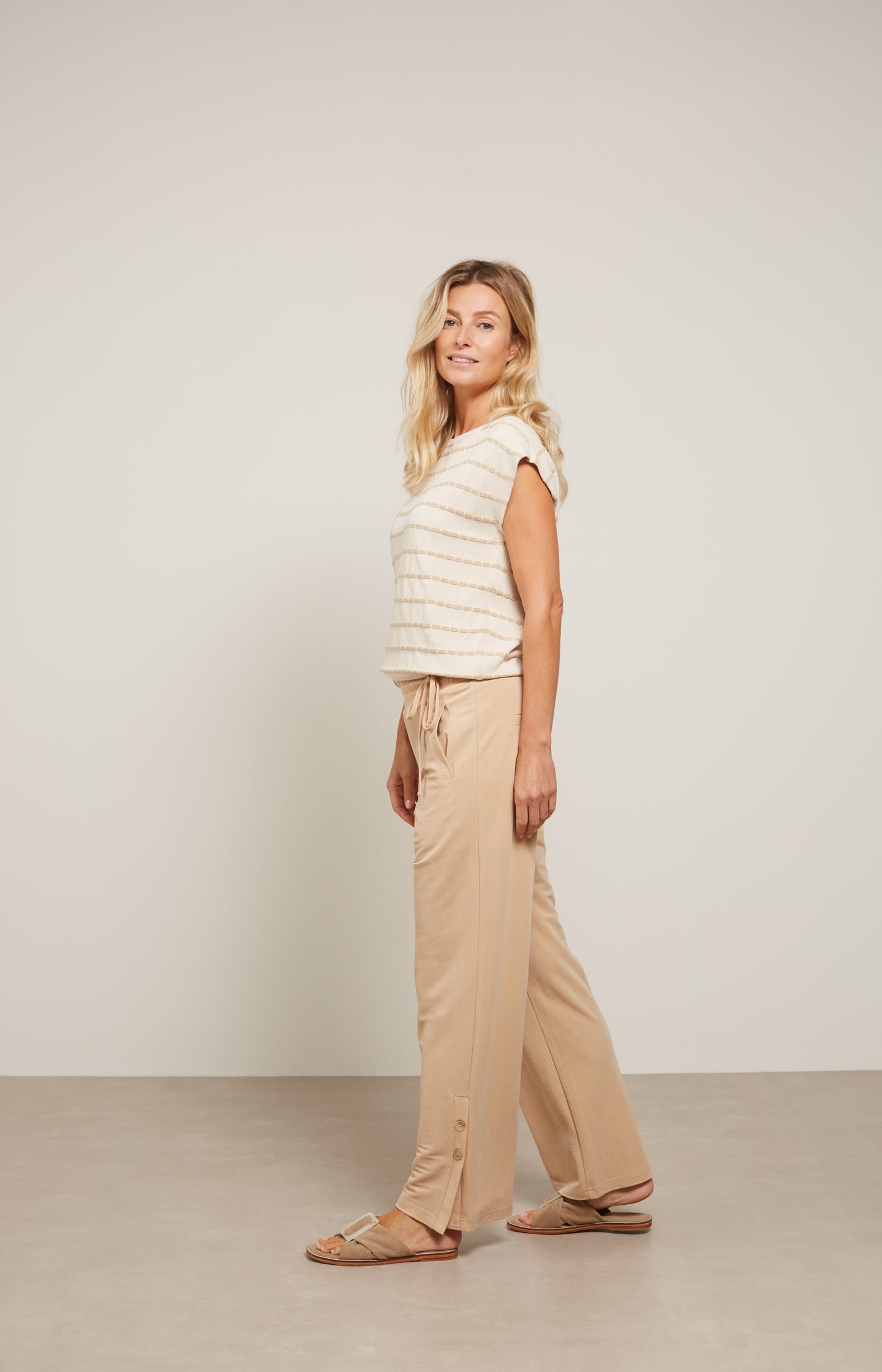 Jersey wide leg trousers with elastic waist and pockets - Type: lookbook