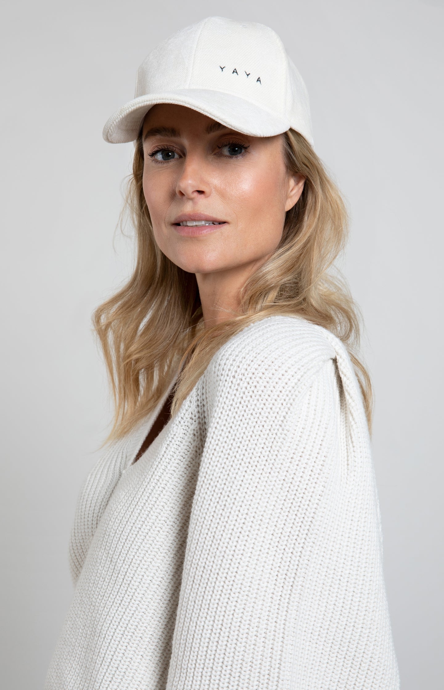 Knitted baseball cap with ribbed details and adjustable back - Onyx White - Type: lookbook