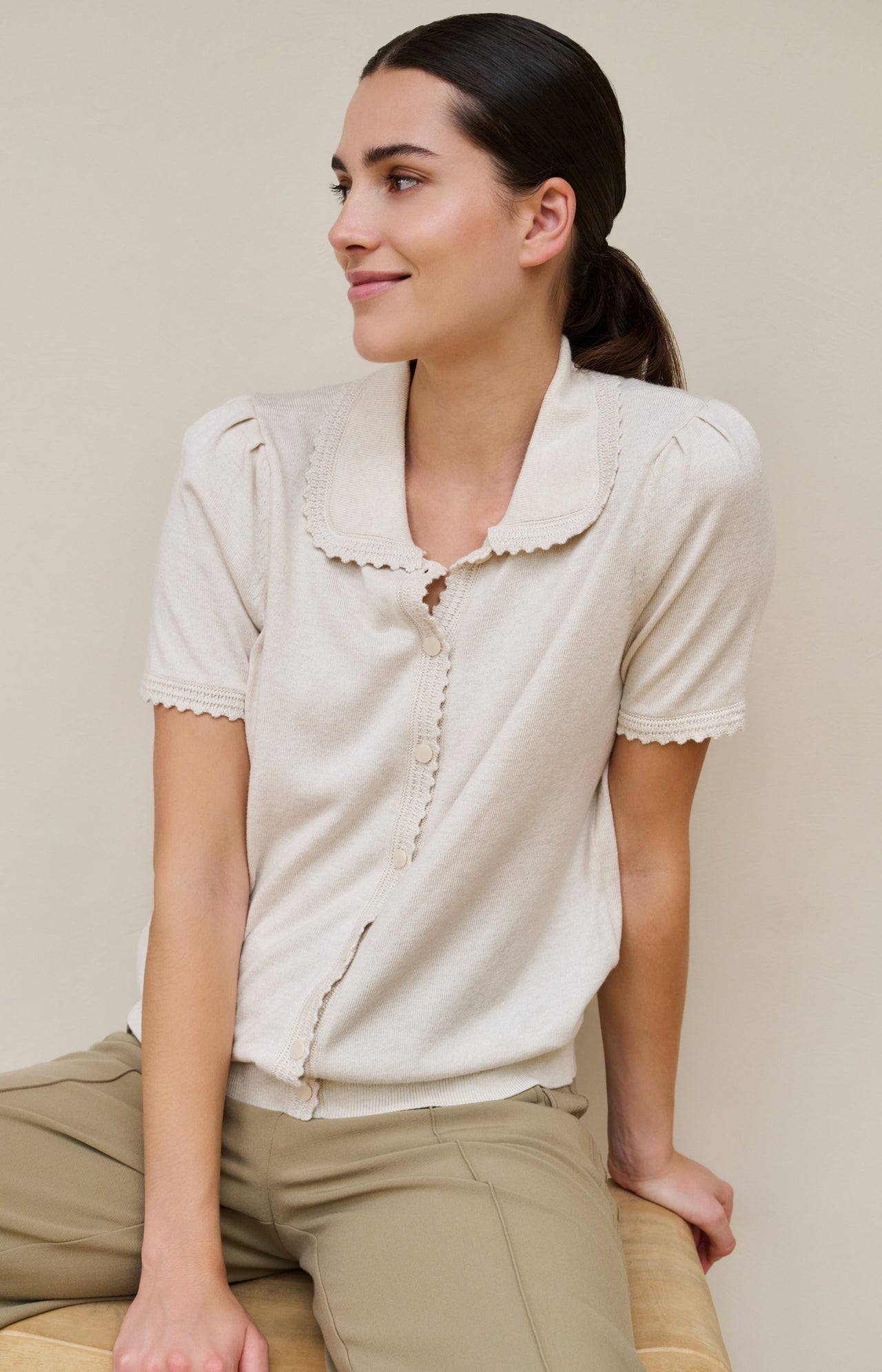 Knitted cardigan with short sleeves and buttons