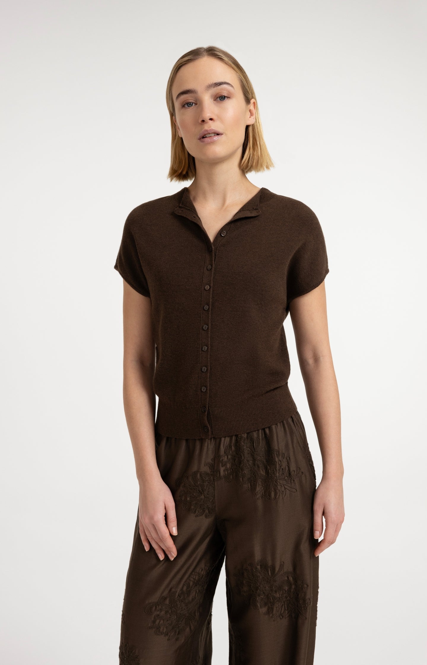 Knitted cardigan with short sleeves and front buttons