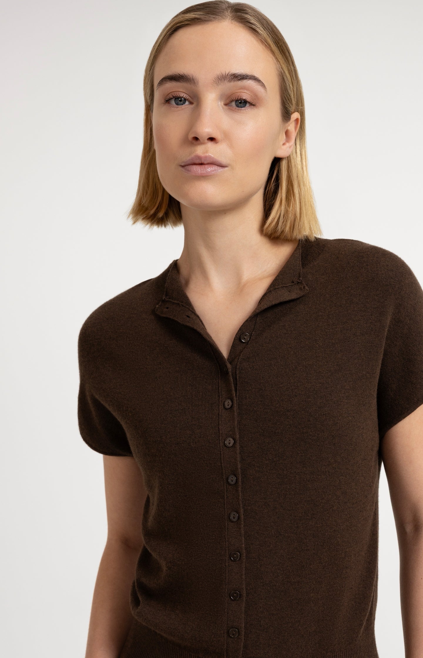 Knitted cardigan with short sleeves and front buttons