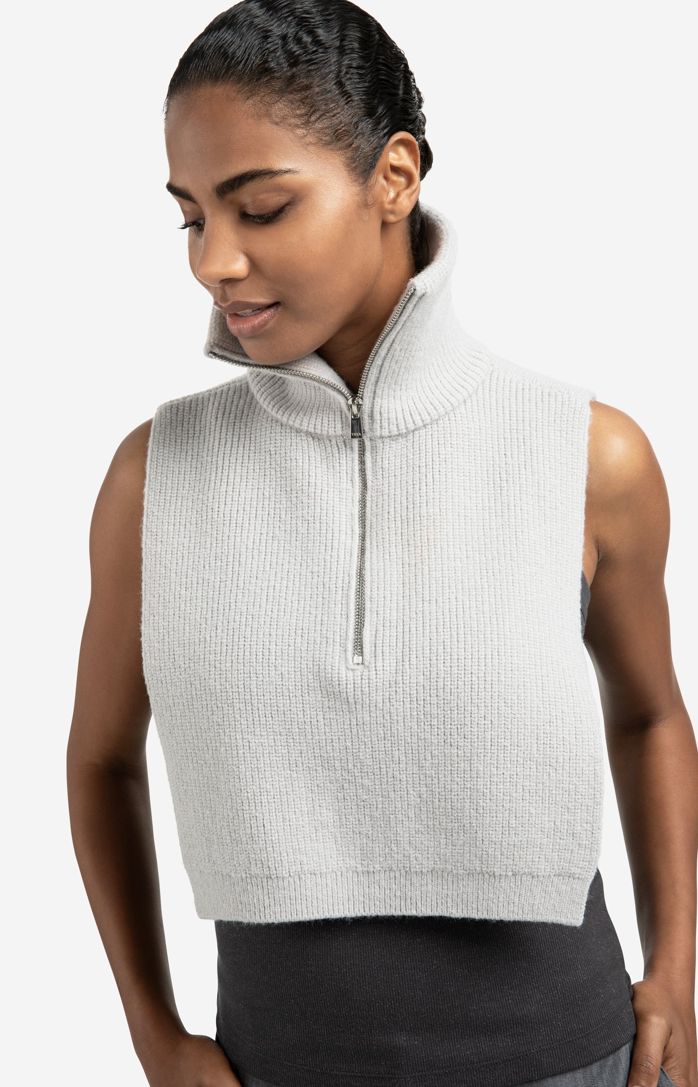 Knitted collar with half zipper