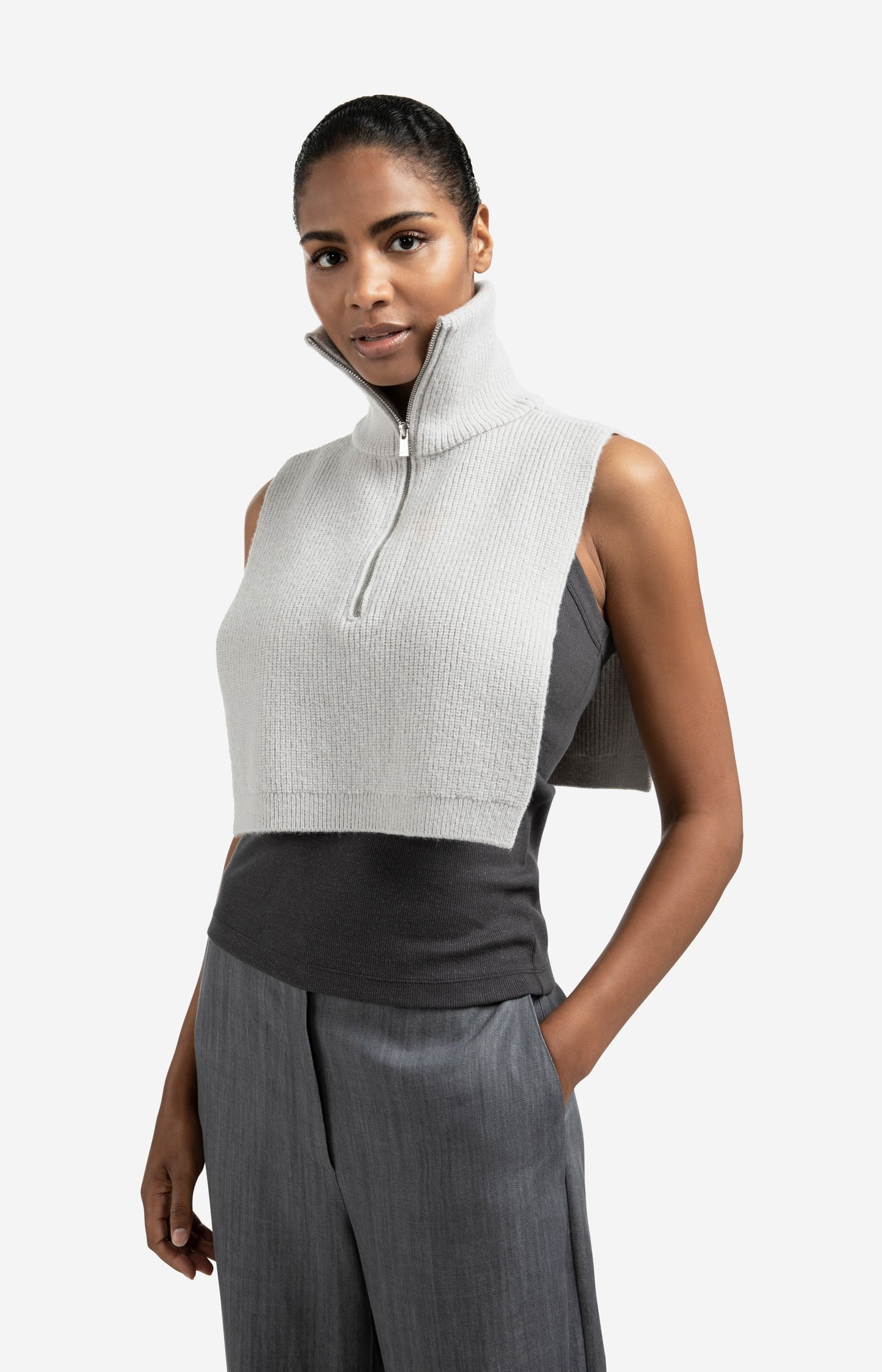 Knitted collar with half zipper