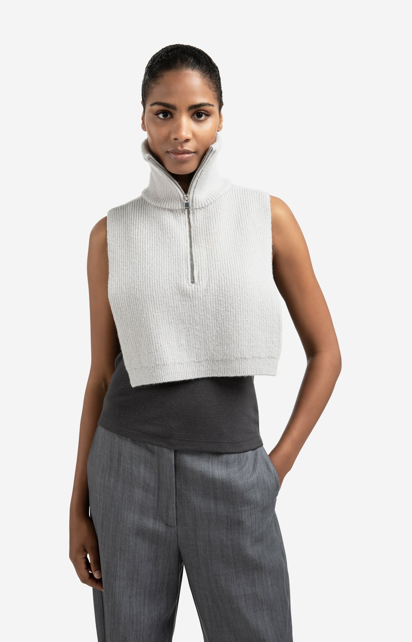 Knitted collar with half zipper
