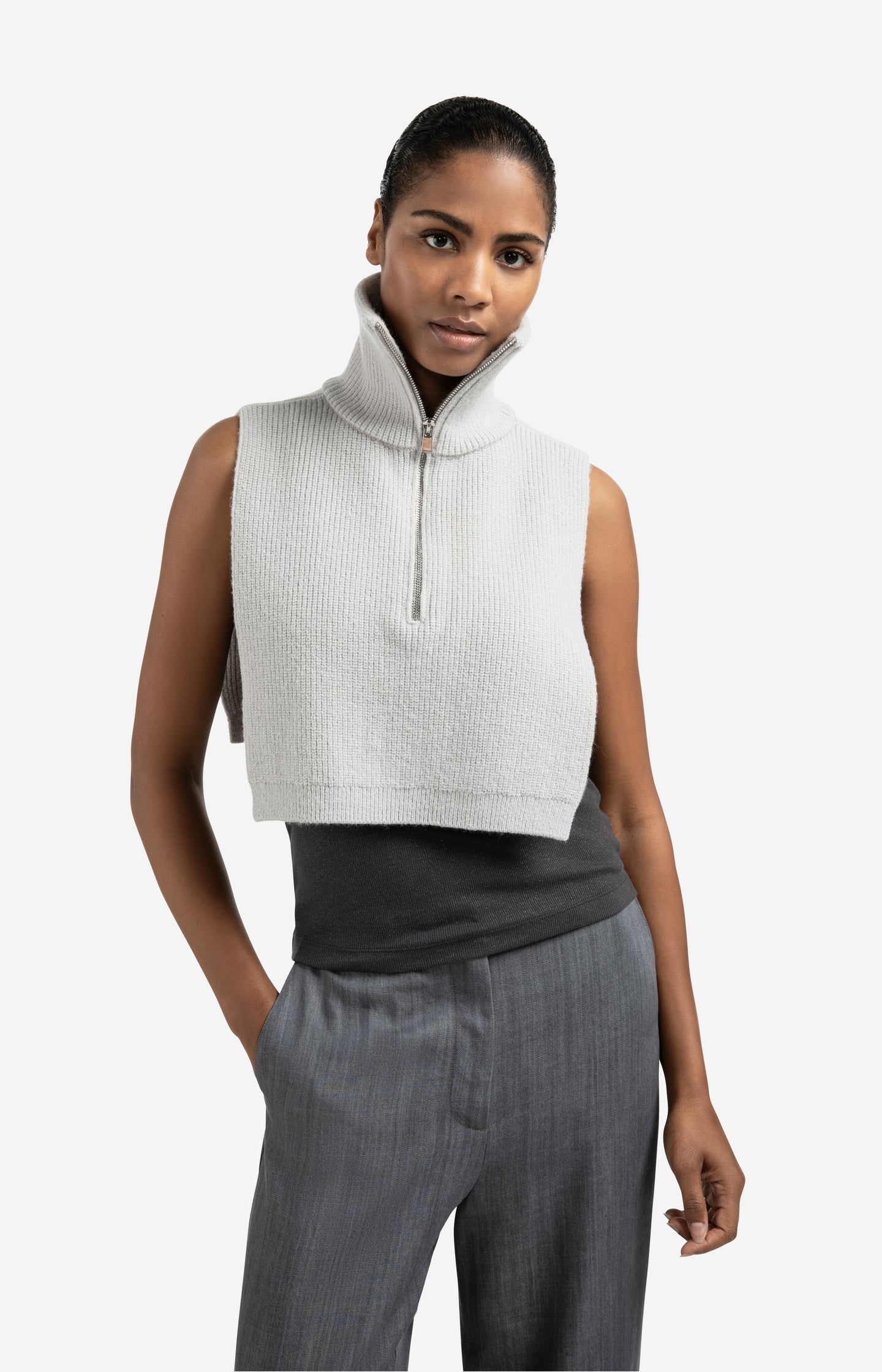 Knitted collar with half zipper